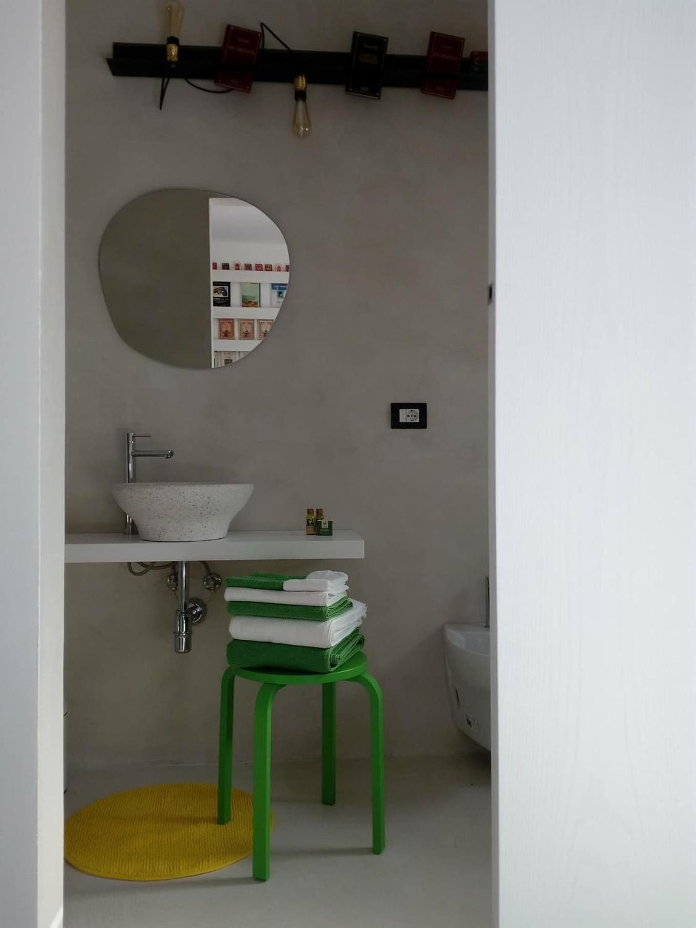 Double Room with Balcony - Photo 23