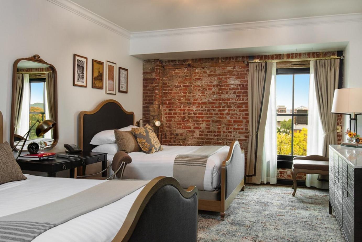 Classic Salle with Two Queen Beds photo 3