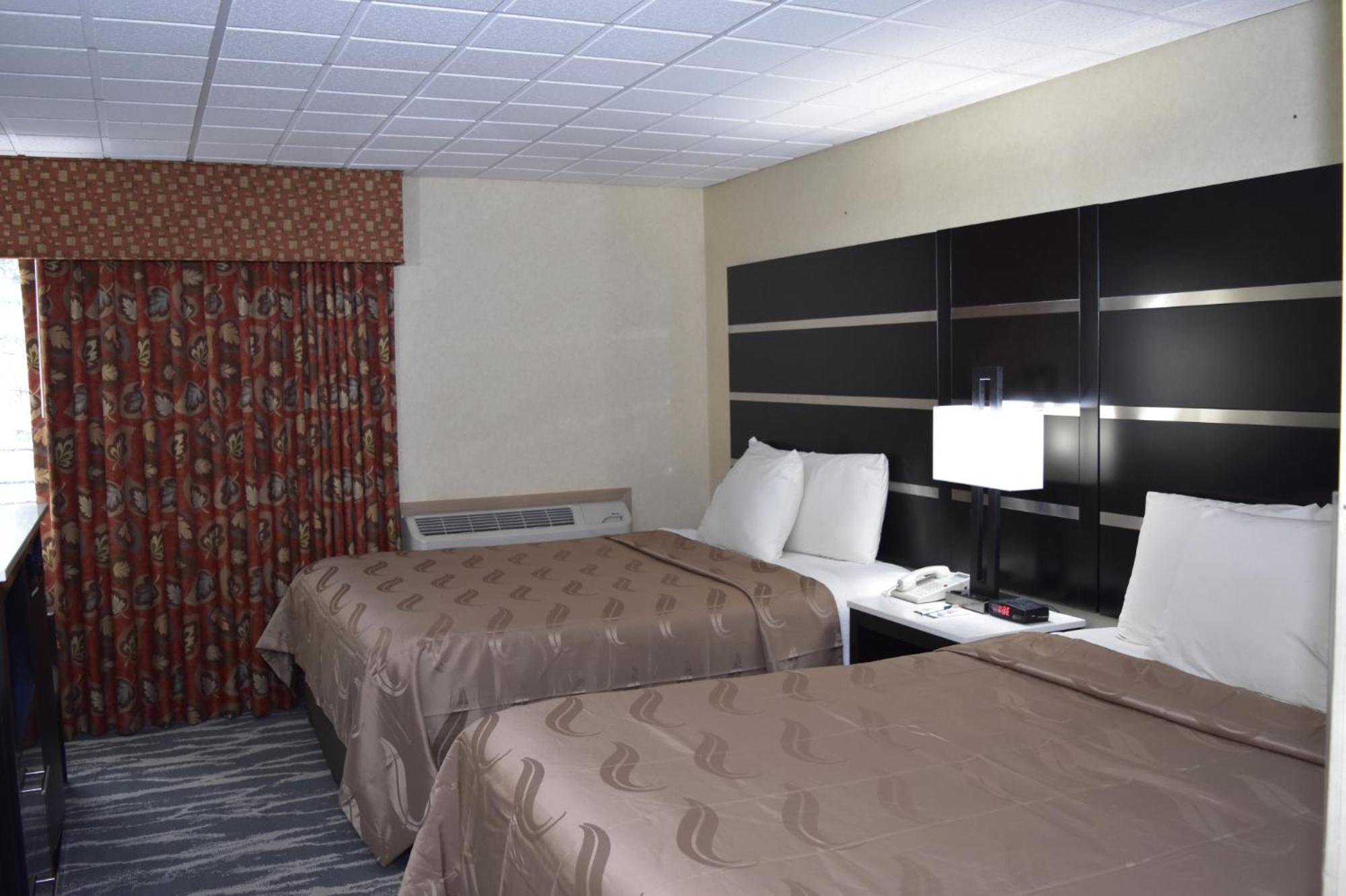 Queen Room with Two Queen Beds - Non-Smoking - Photo 4