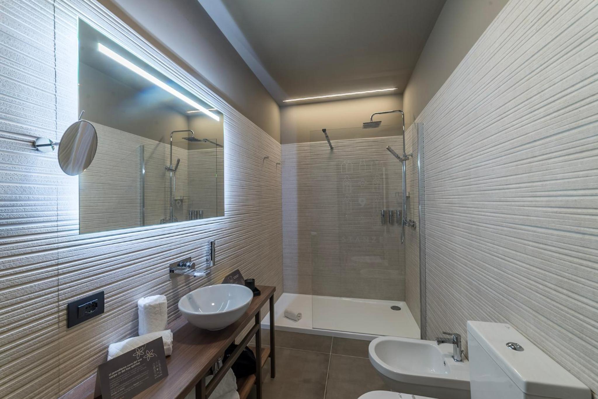 Double Room with Private Bathroom and City View photo 2