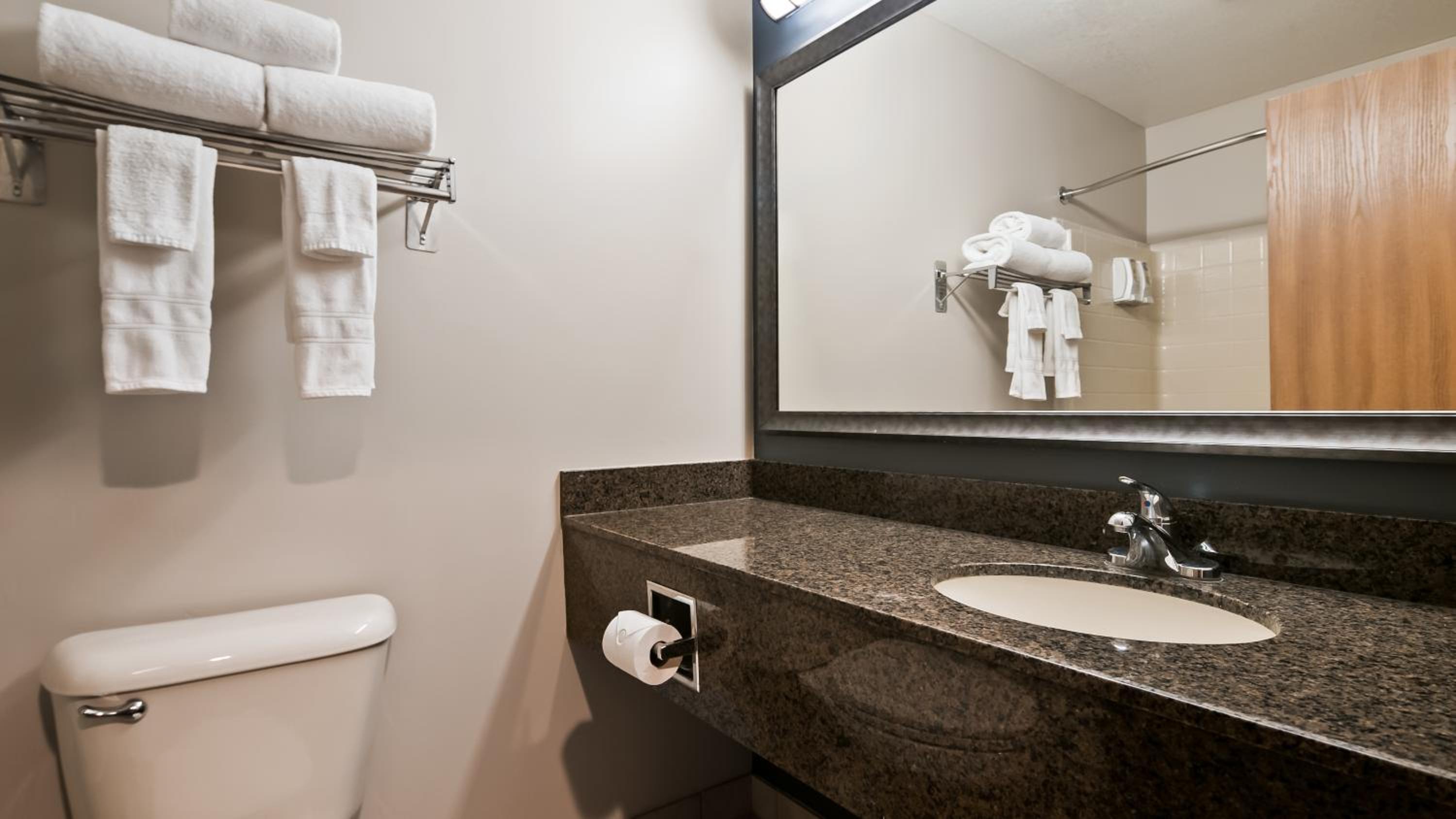 Queen Room with Two Queen Beds - Pet-Friendly/Non-Smoking photo 2