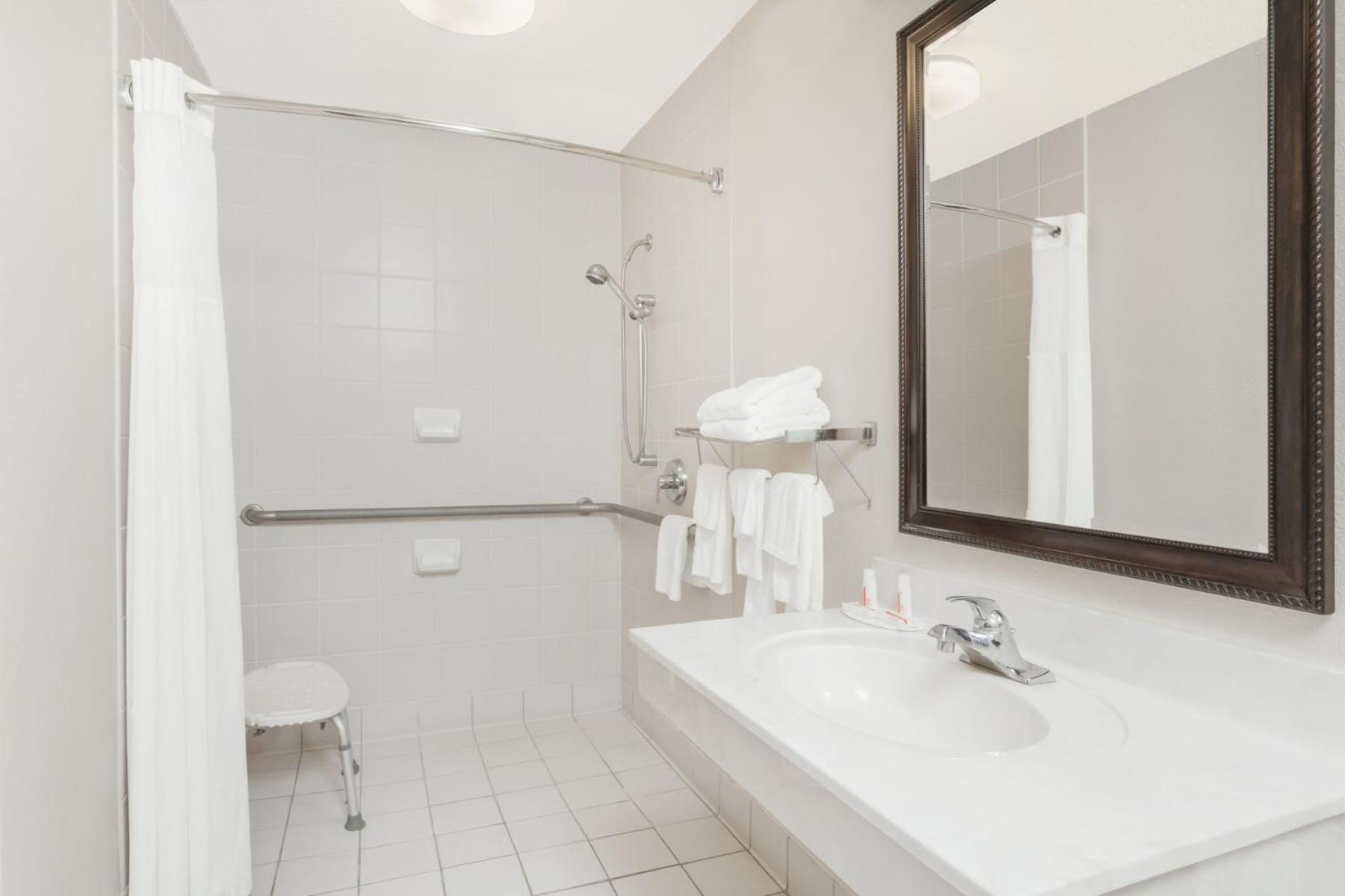 Deluxe Double Room With Two Double Beds - Disability Access - Non-Smoking photo 3
