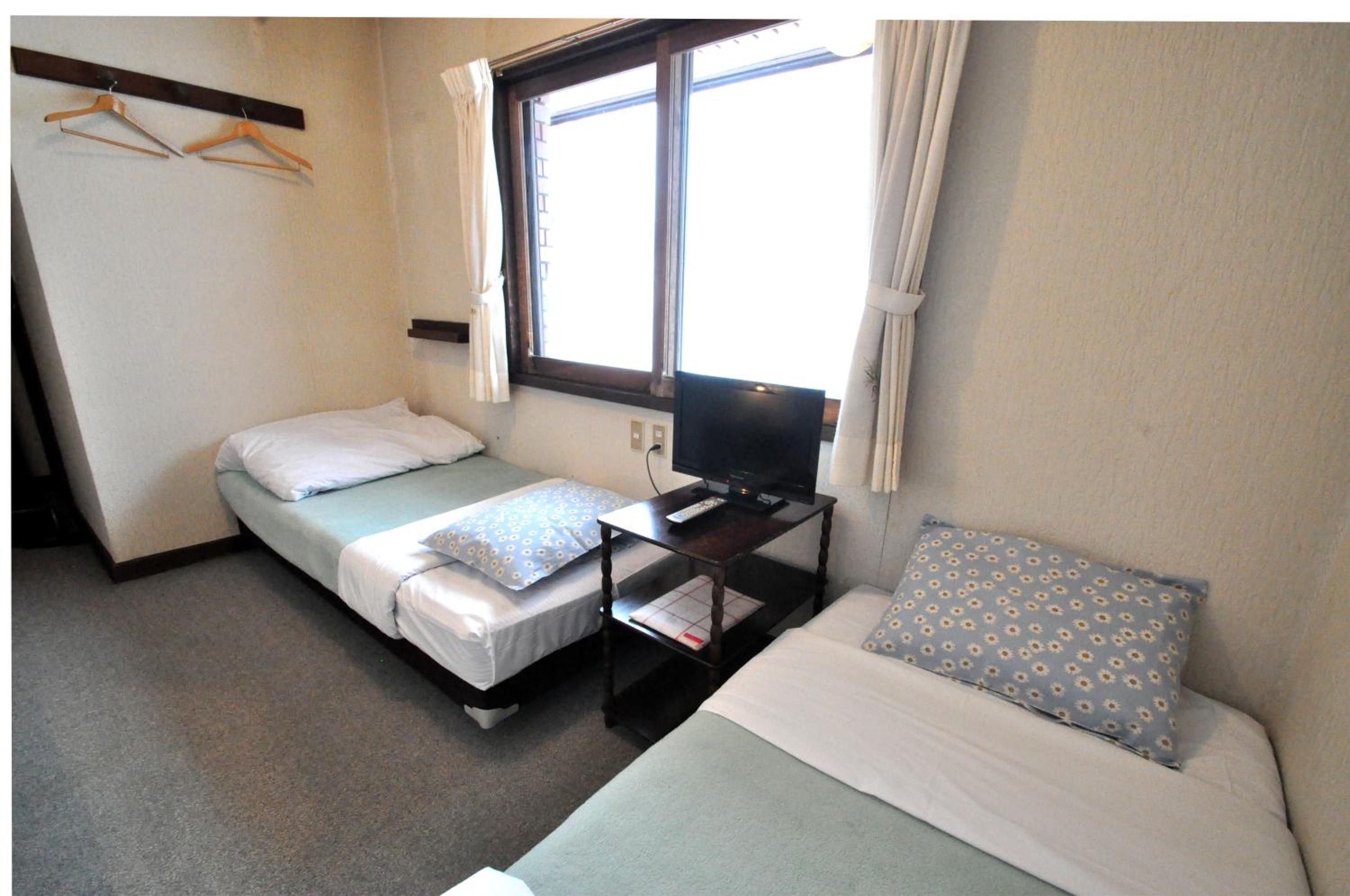 Twin Room with Bathroom - Photo 2