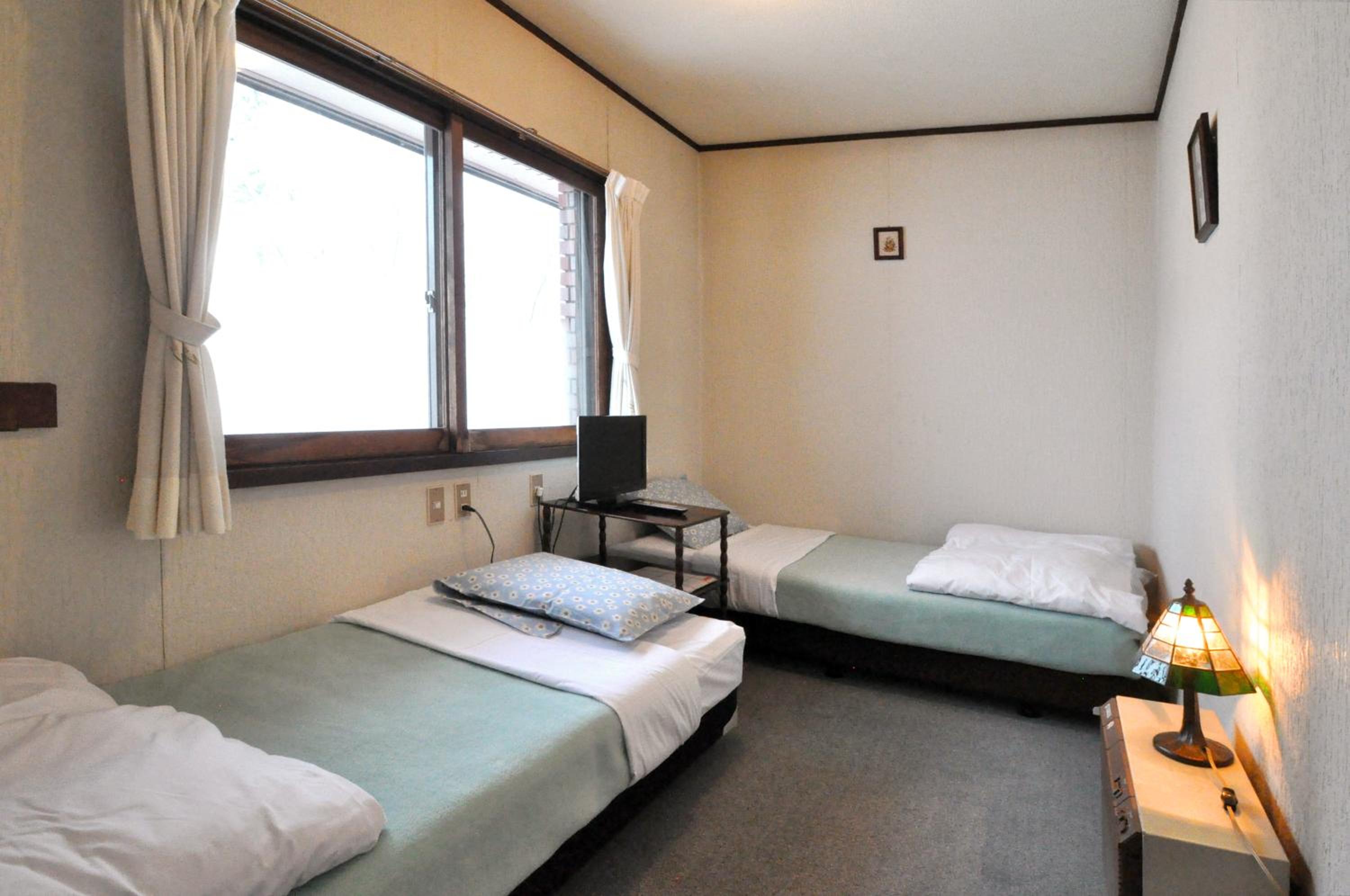 Twin Room with Bathroom - Photo 1