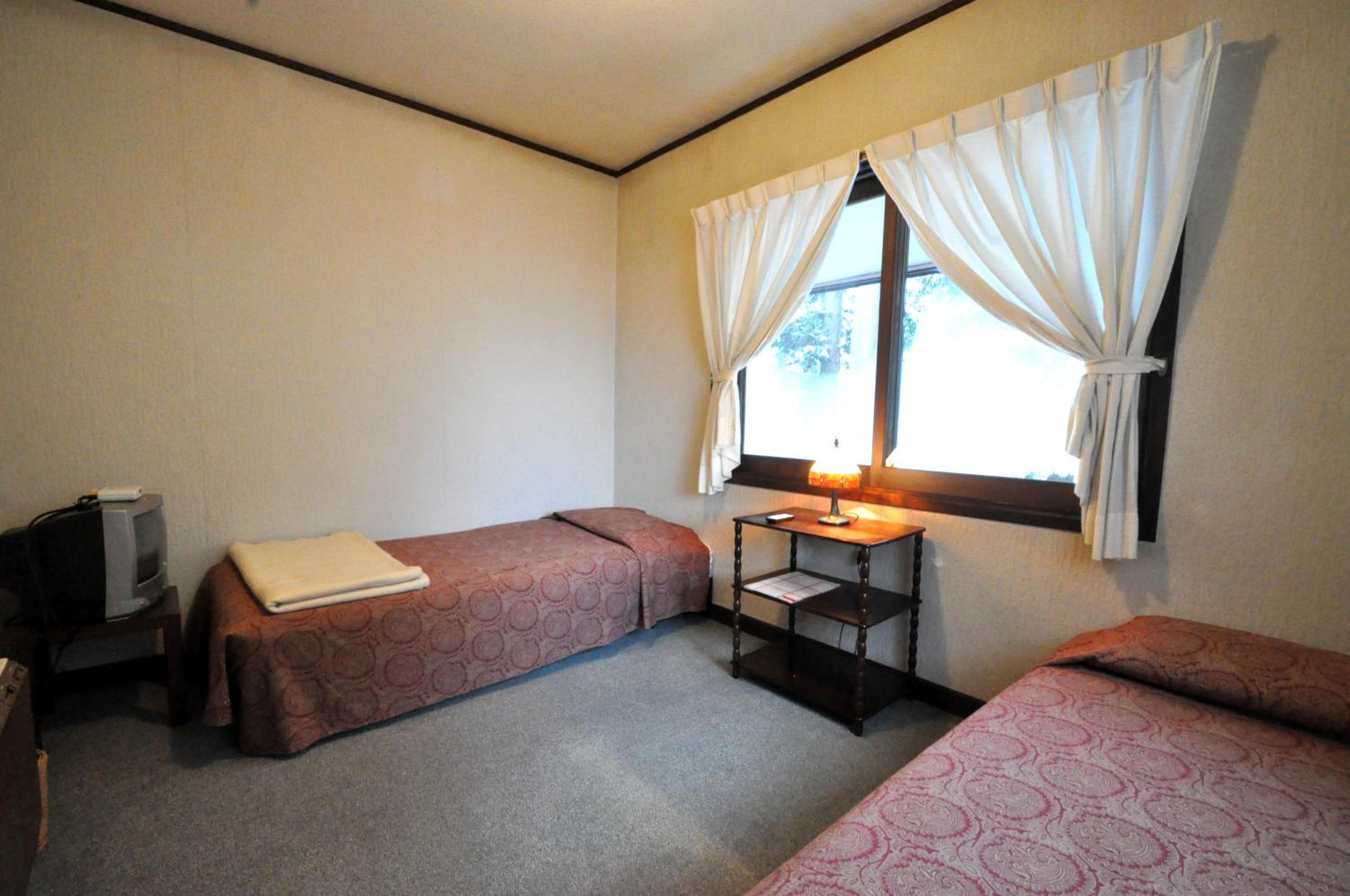 Twin Room with Shared Bathroom - Photo 2