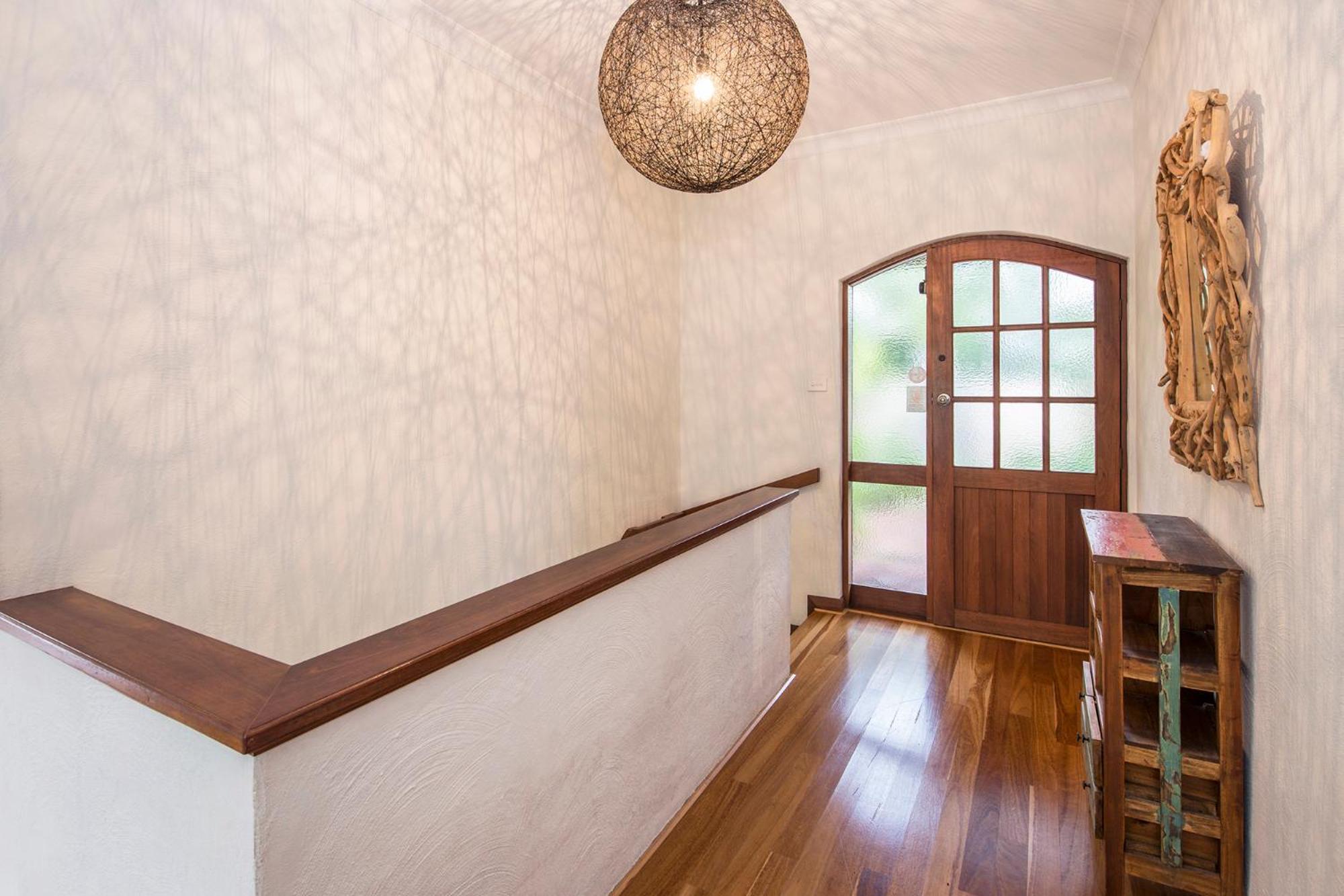 Five-Bedroom House photo 2