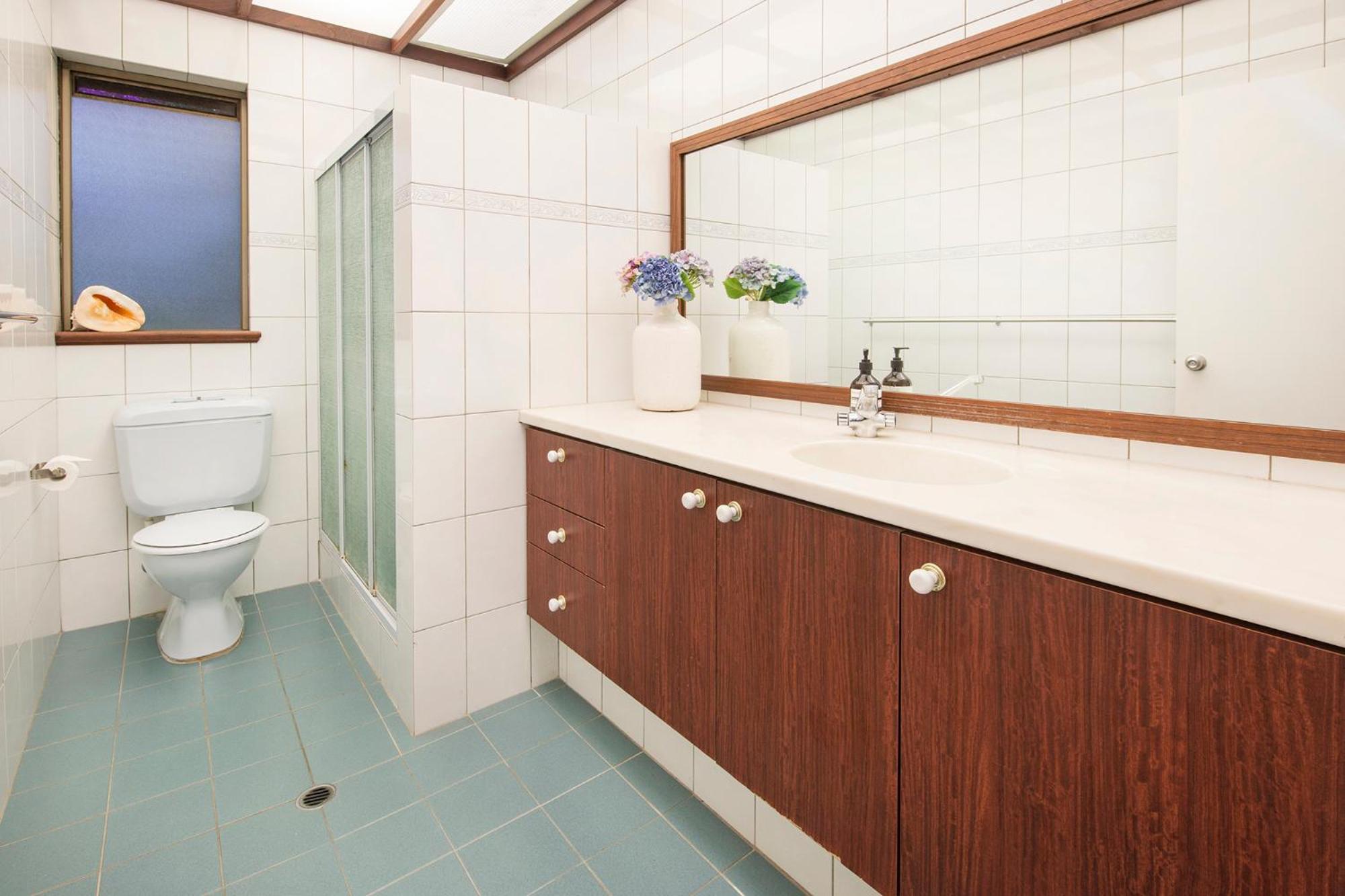 Five-Bedroom House photo 2