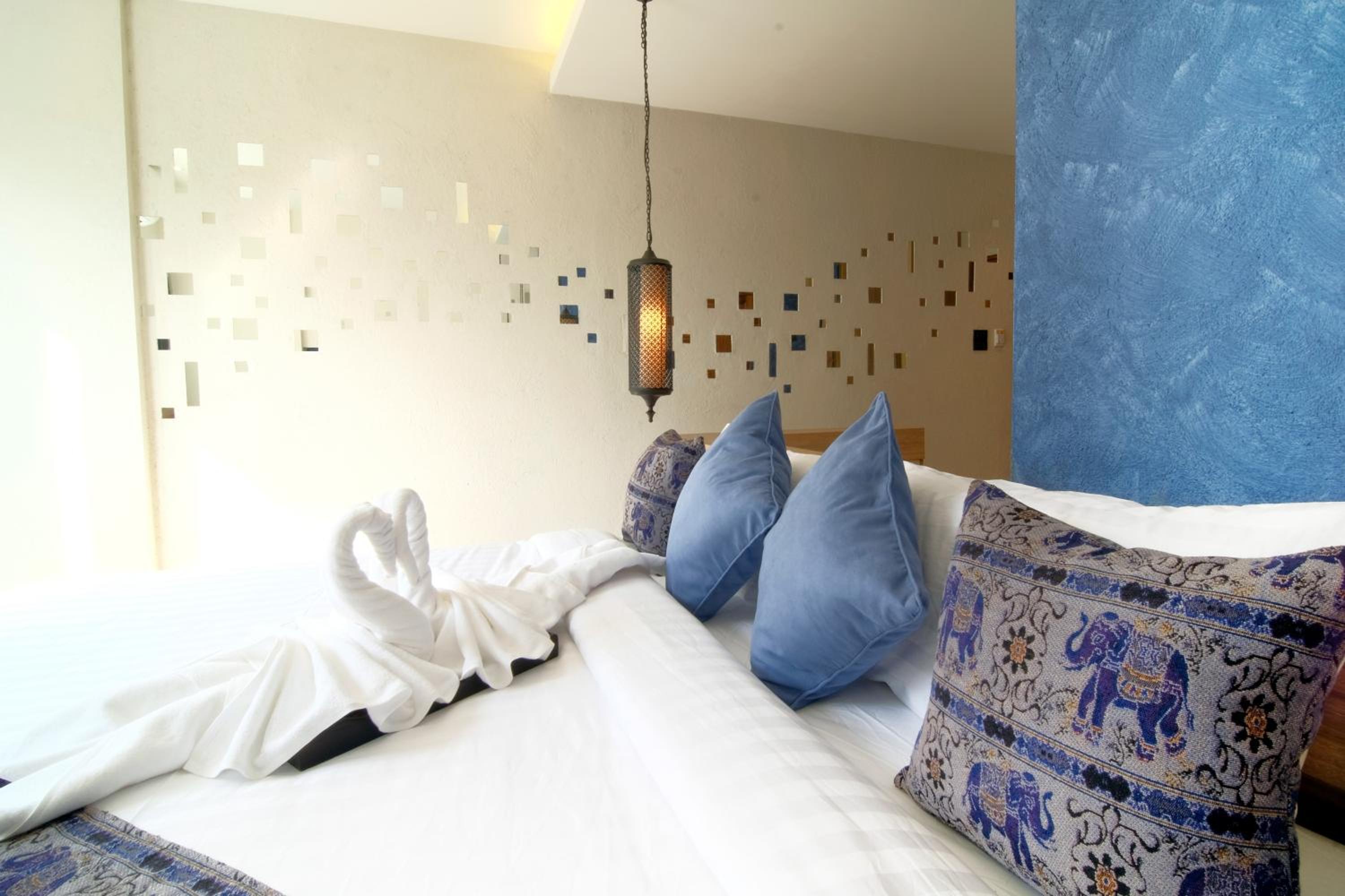 Deluxe King Room with Pool Access  photo 3