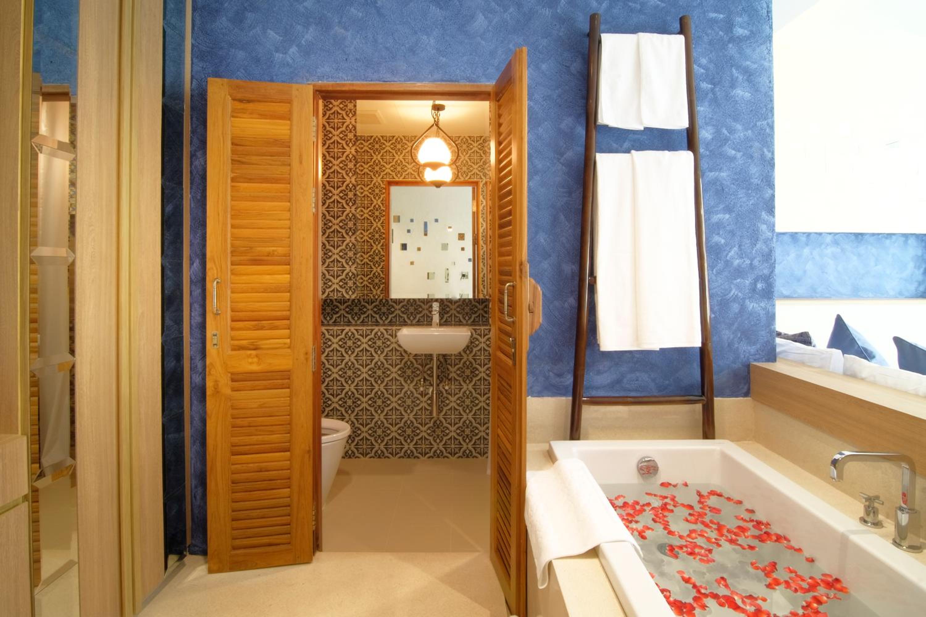 Deluxe King Room with Bath Tub photo 3