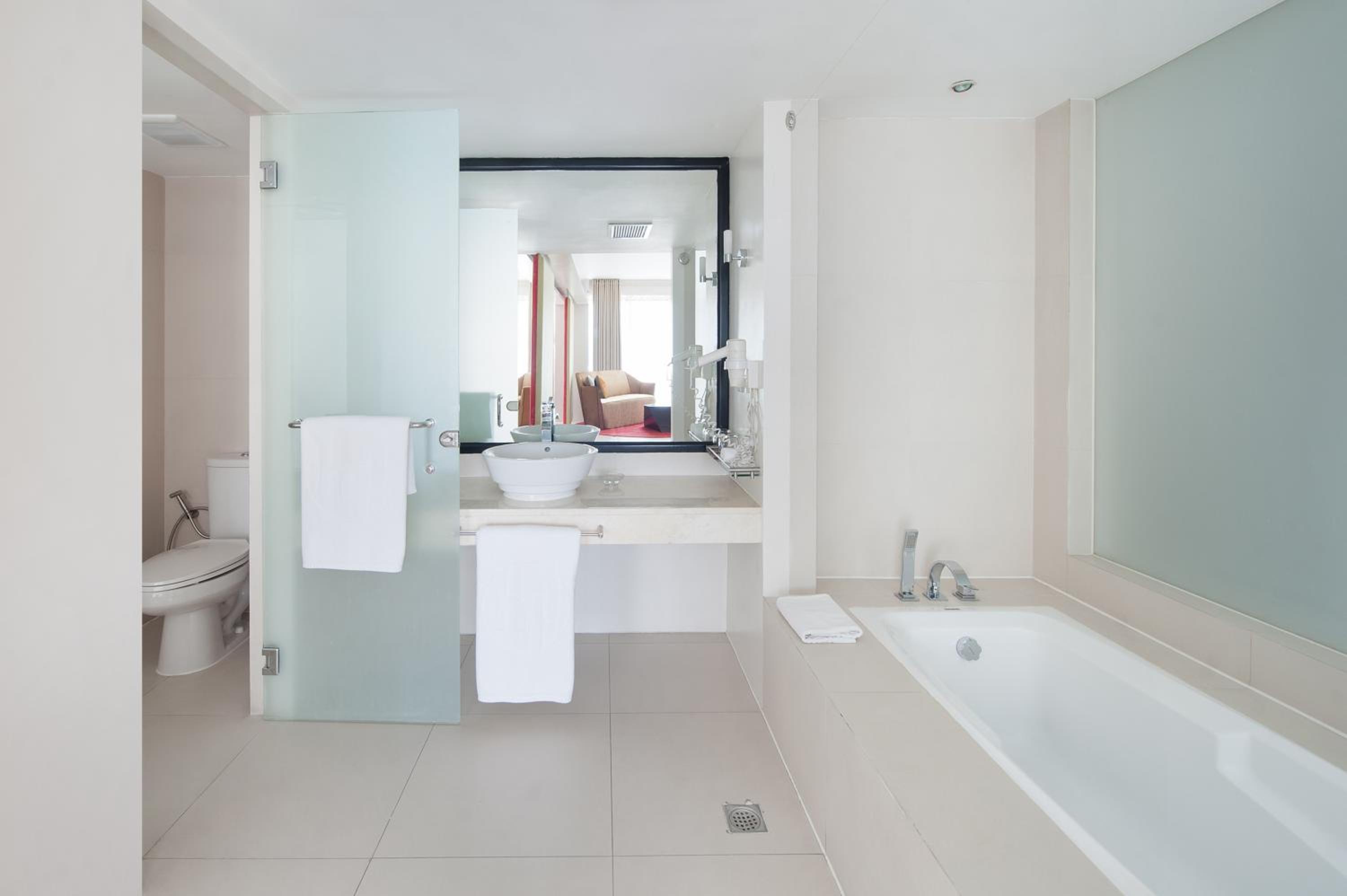 Barcelona Suite (With Bathtub) - Photo 2
