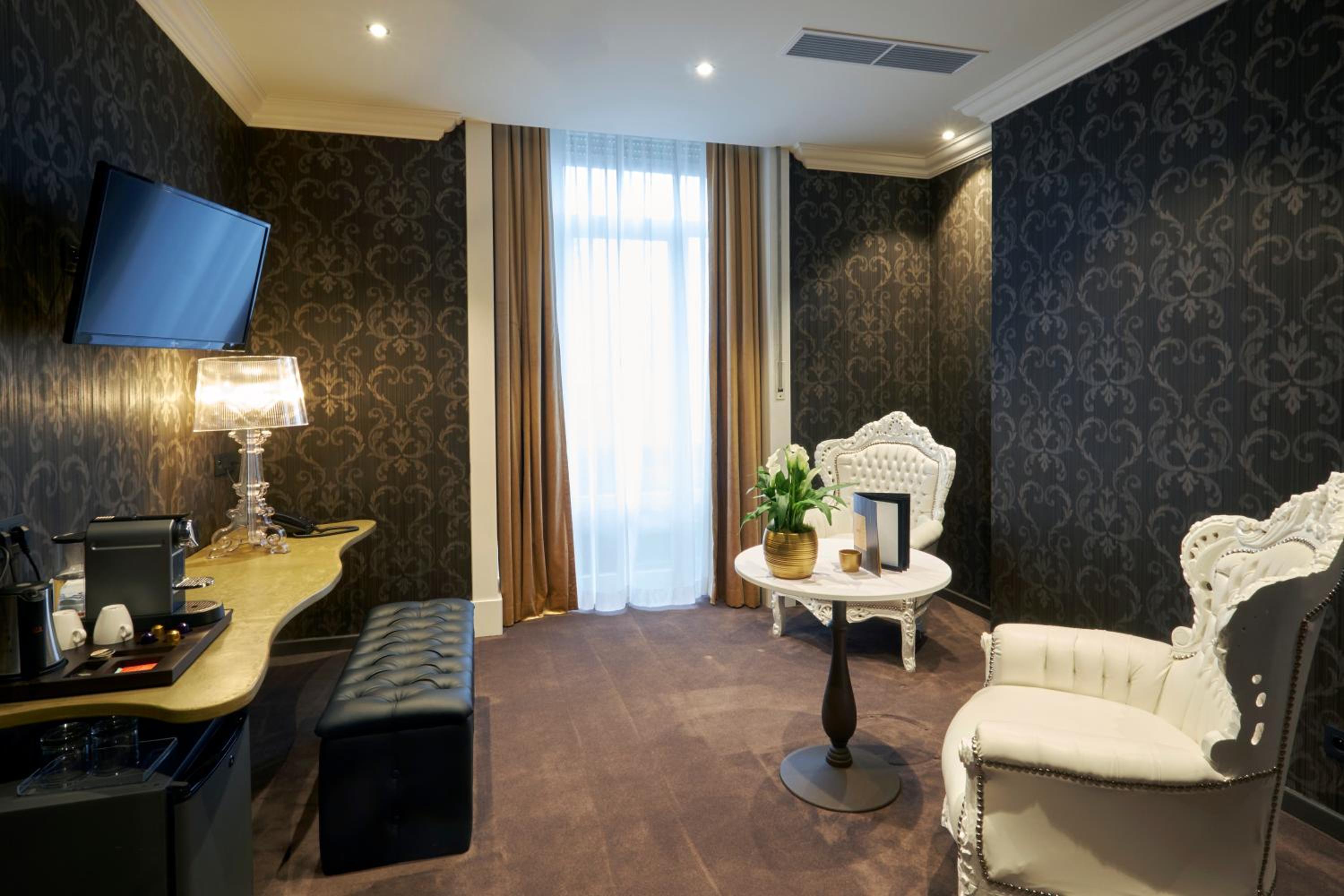 King Suite with Sitting Area - Photo 4