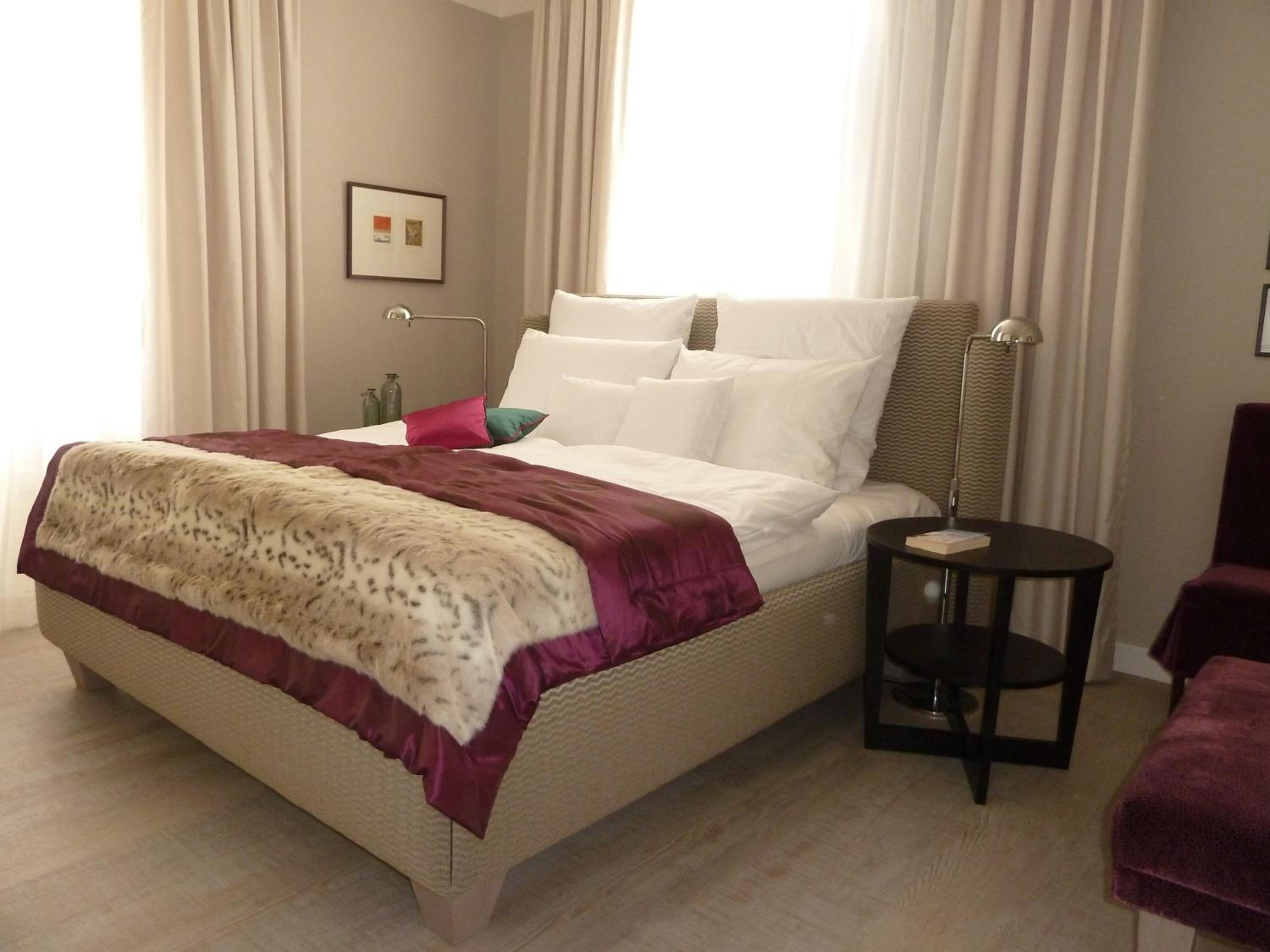 Two-Bedroom Apartment - Photo 2