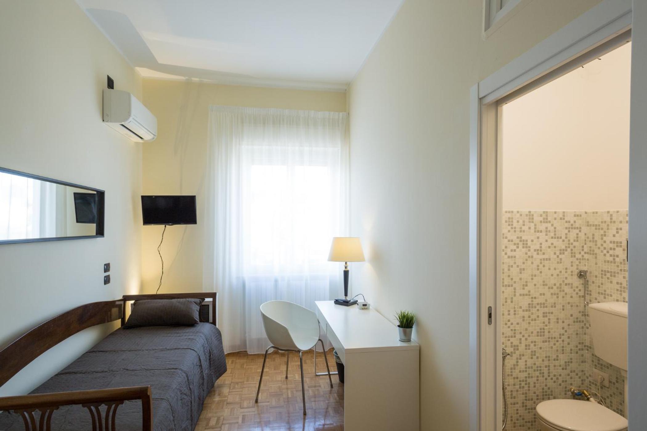 Single Room with Private Bathroom photo 1
