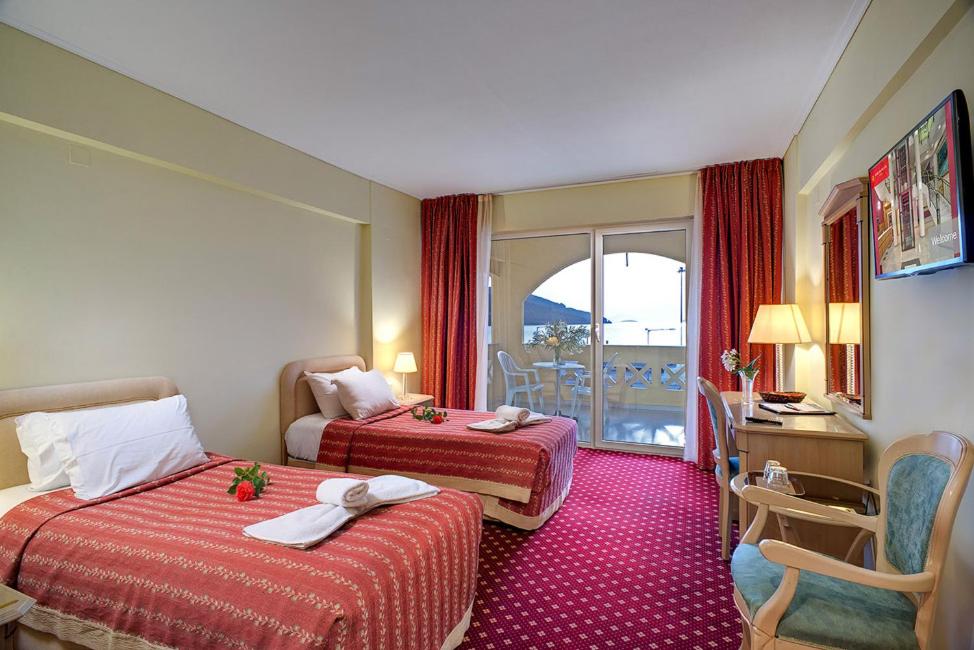 Twin Room with Sea View - Photo 3