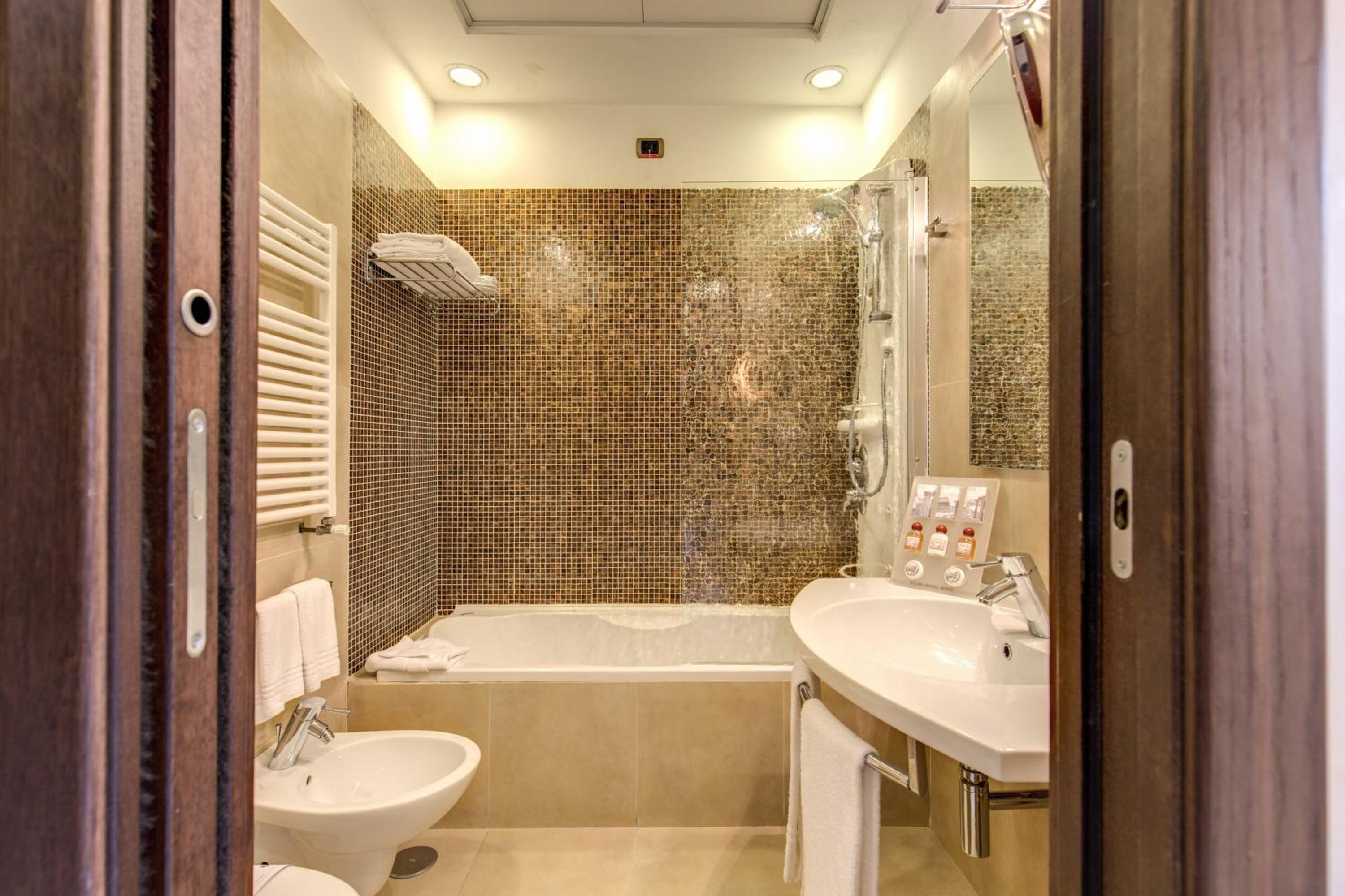 Standard Double or Twin Room photo 2
