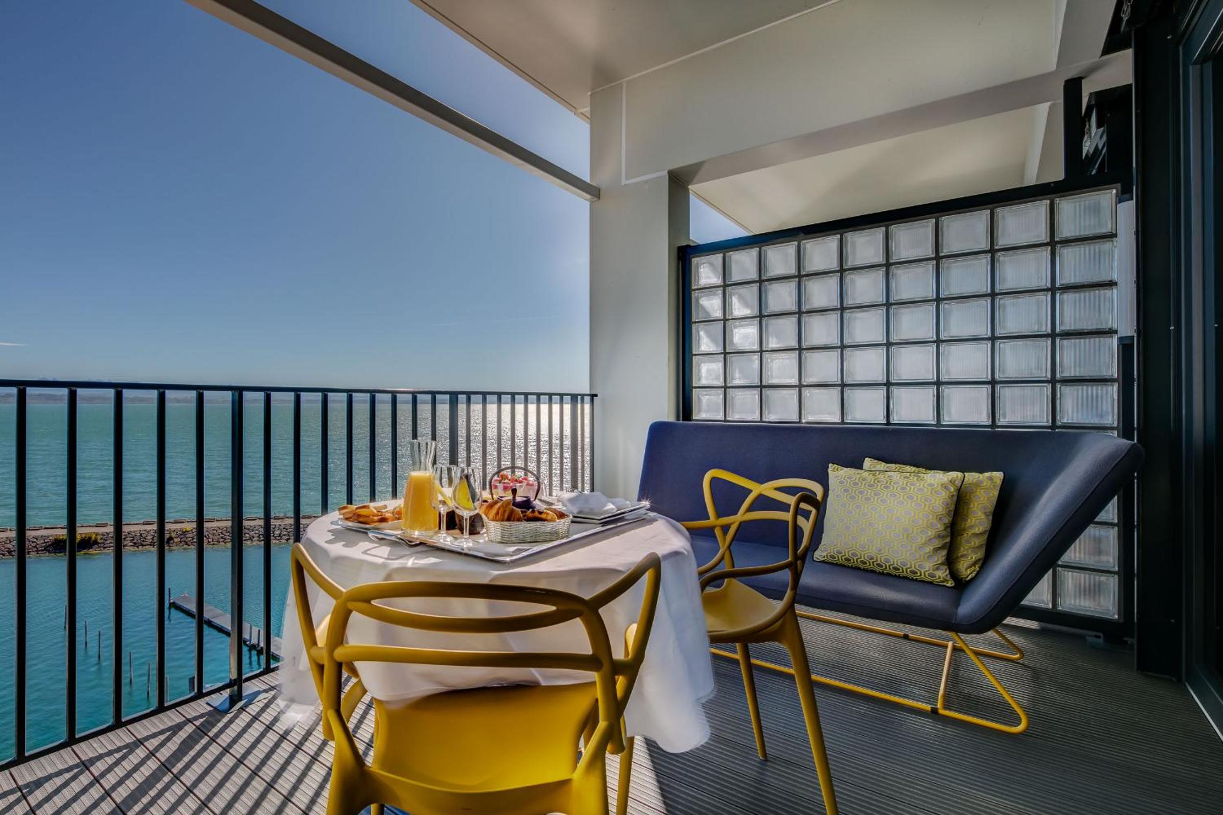Executive Room with Terrace and Lake view - Photo 4