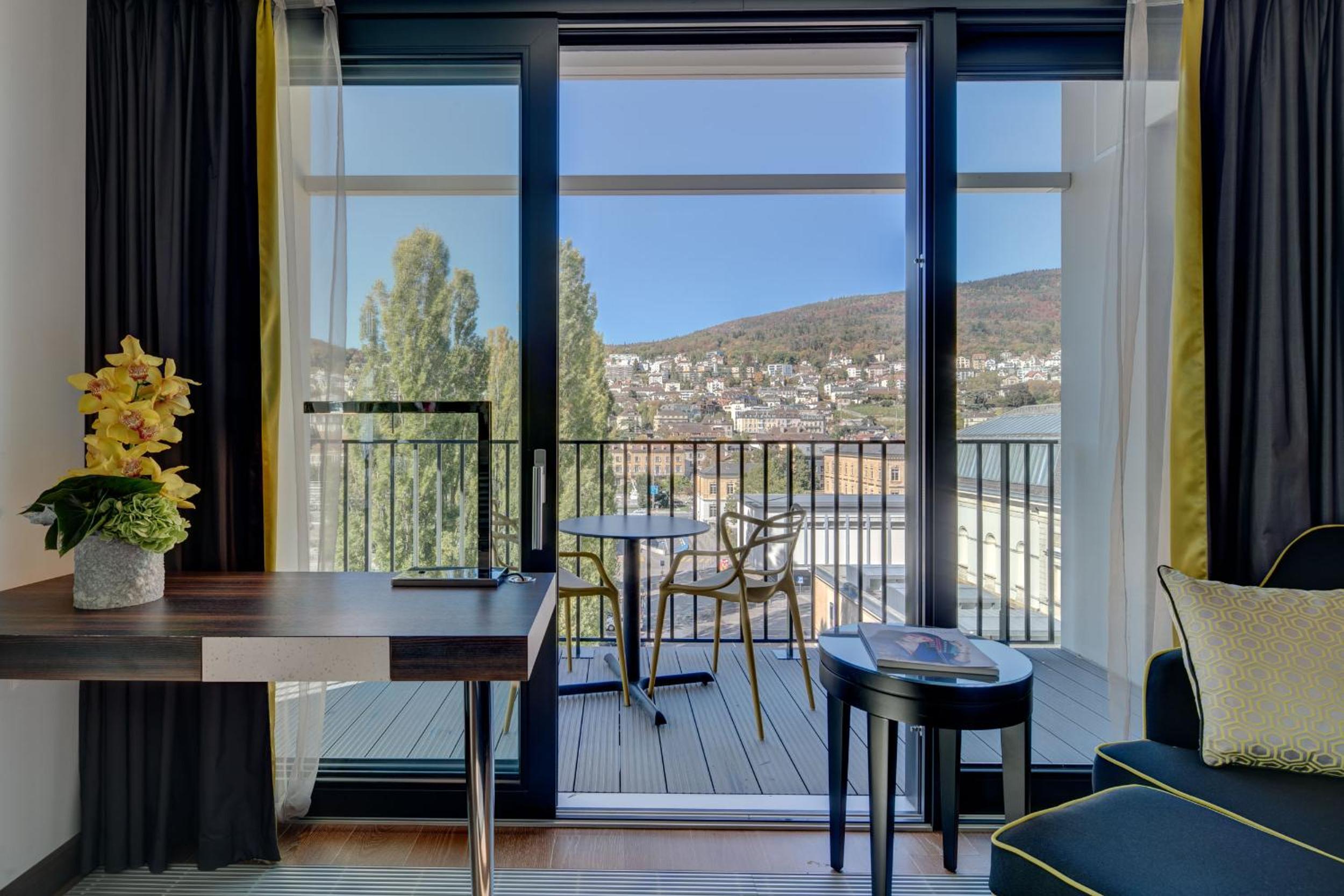 Executive room with balcony and city view - Photo 5