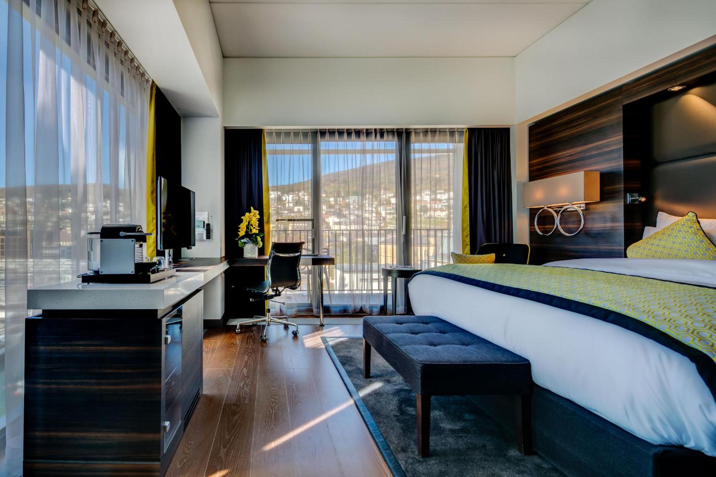 Executive room with balcony and city view - Photo 6