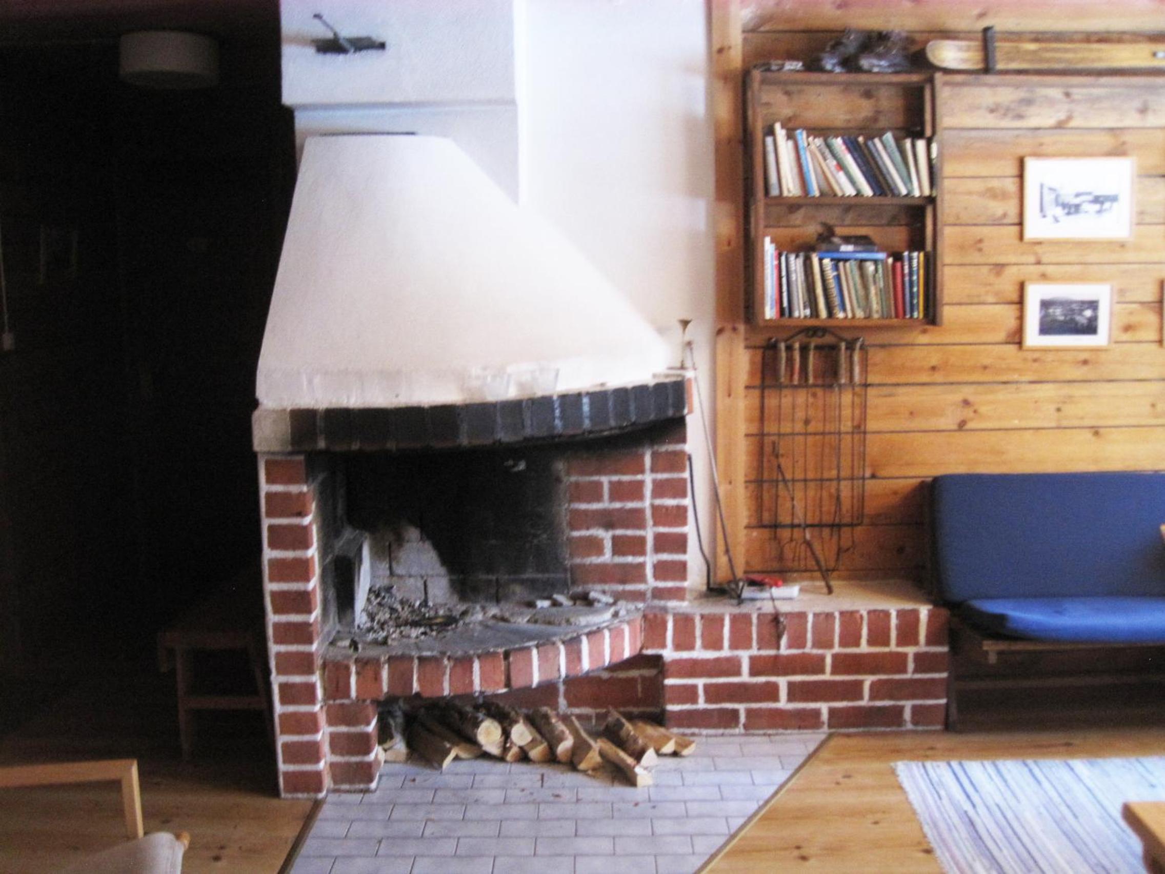 Nine-Bedroom House photo 2