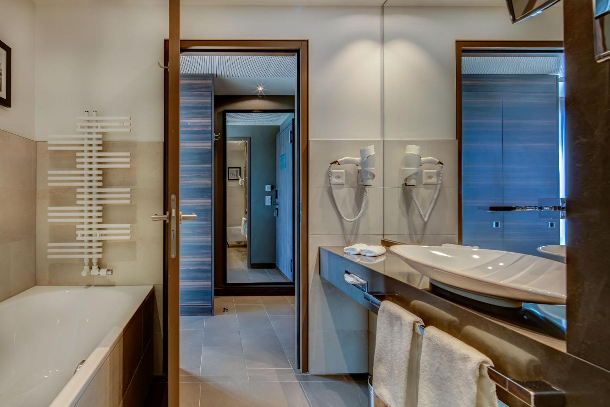 Executive room with balcony and city view - Photo 8
