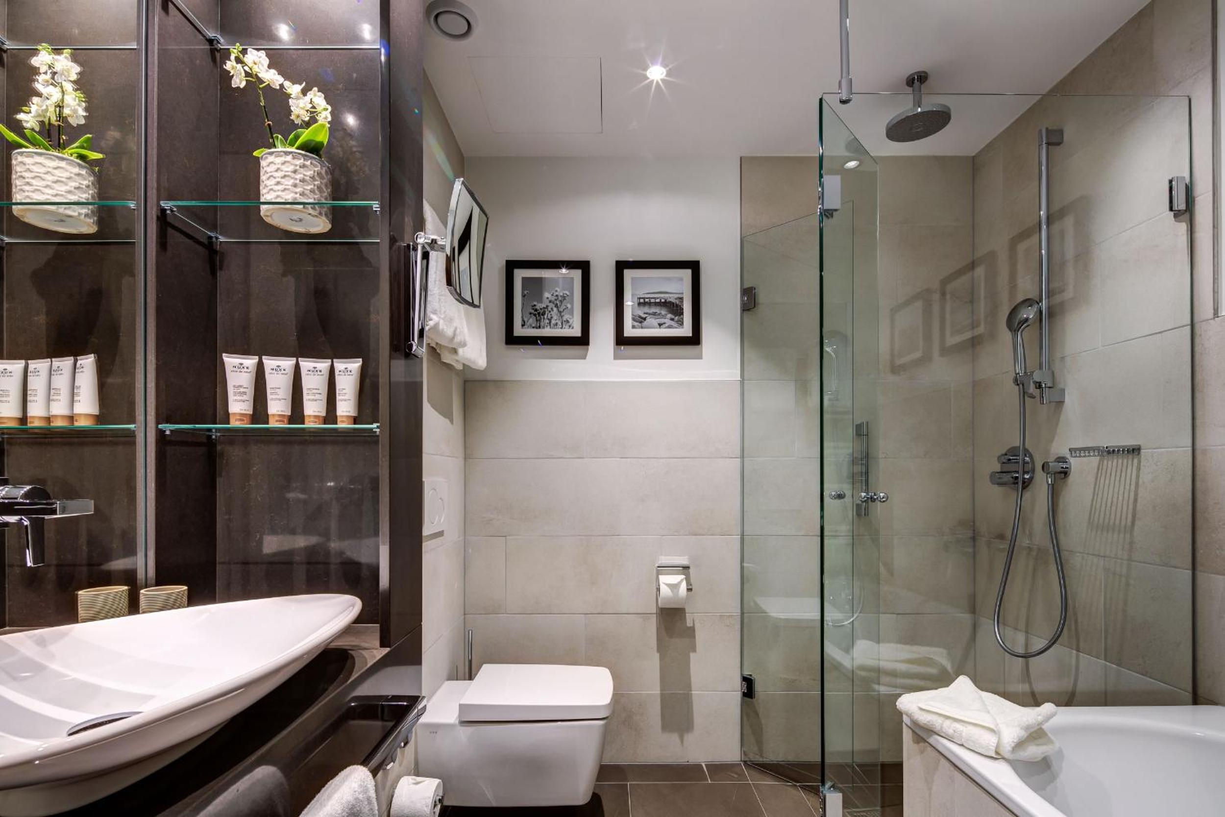 Executive room with balcony and city view - Photo 7