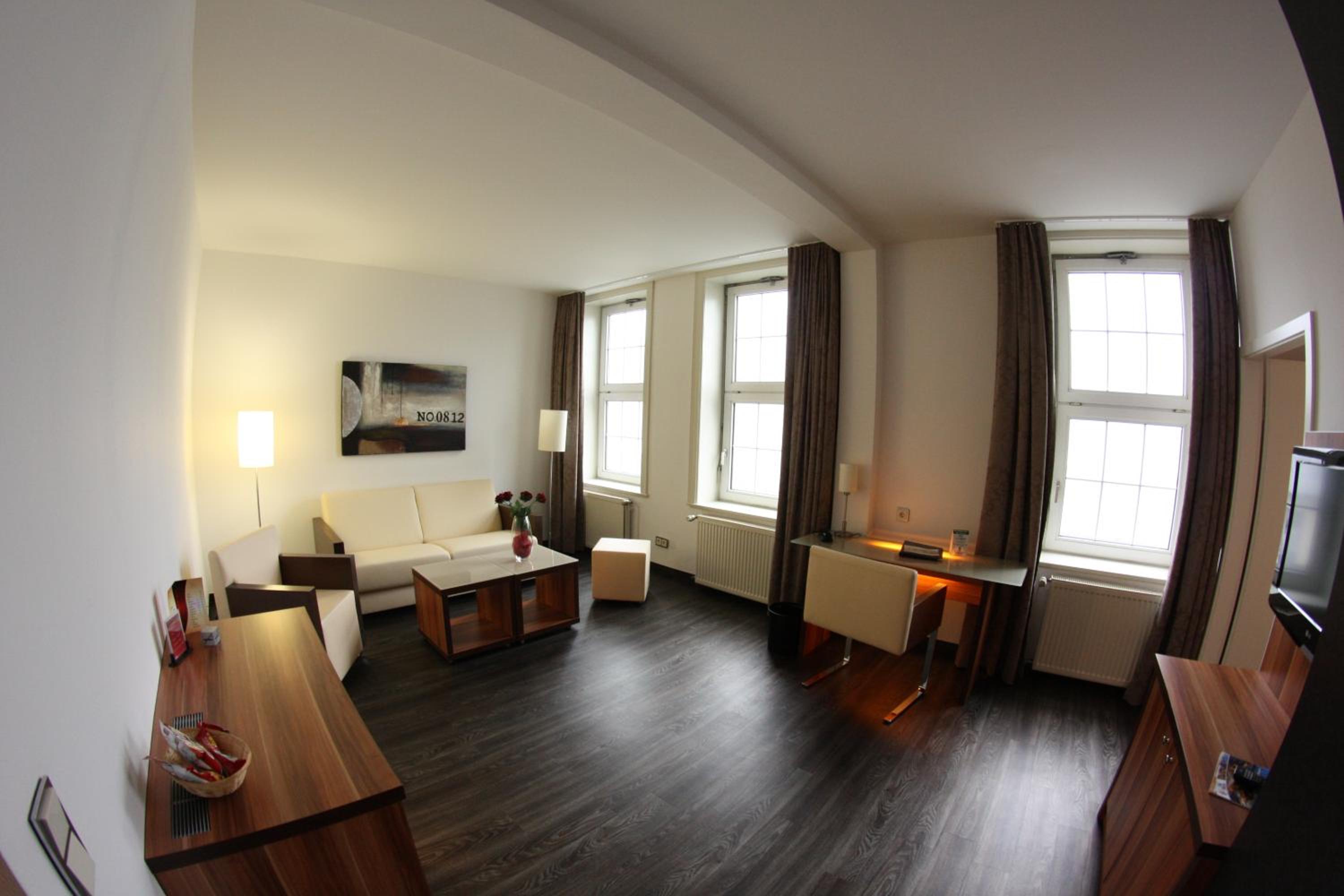 Suite - Photo 1