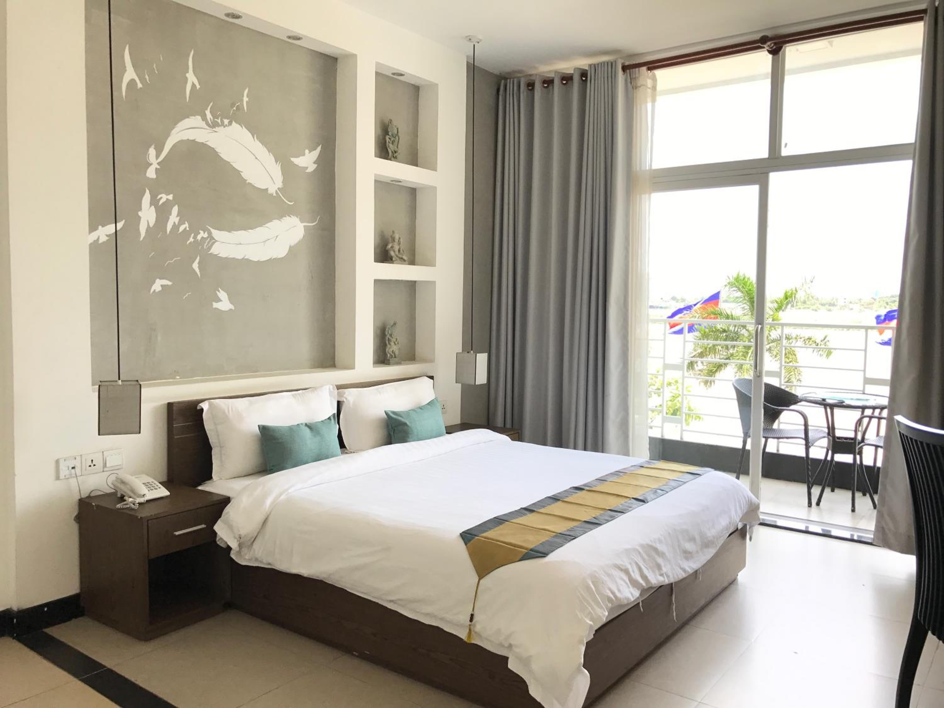Deluxe Double Room with Balcony photo 3