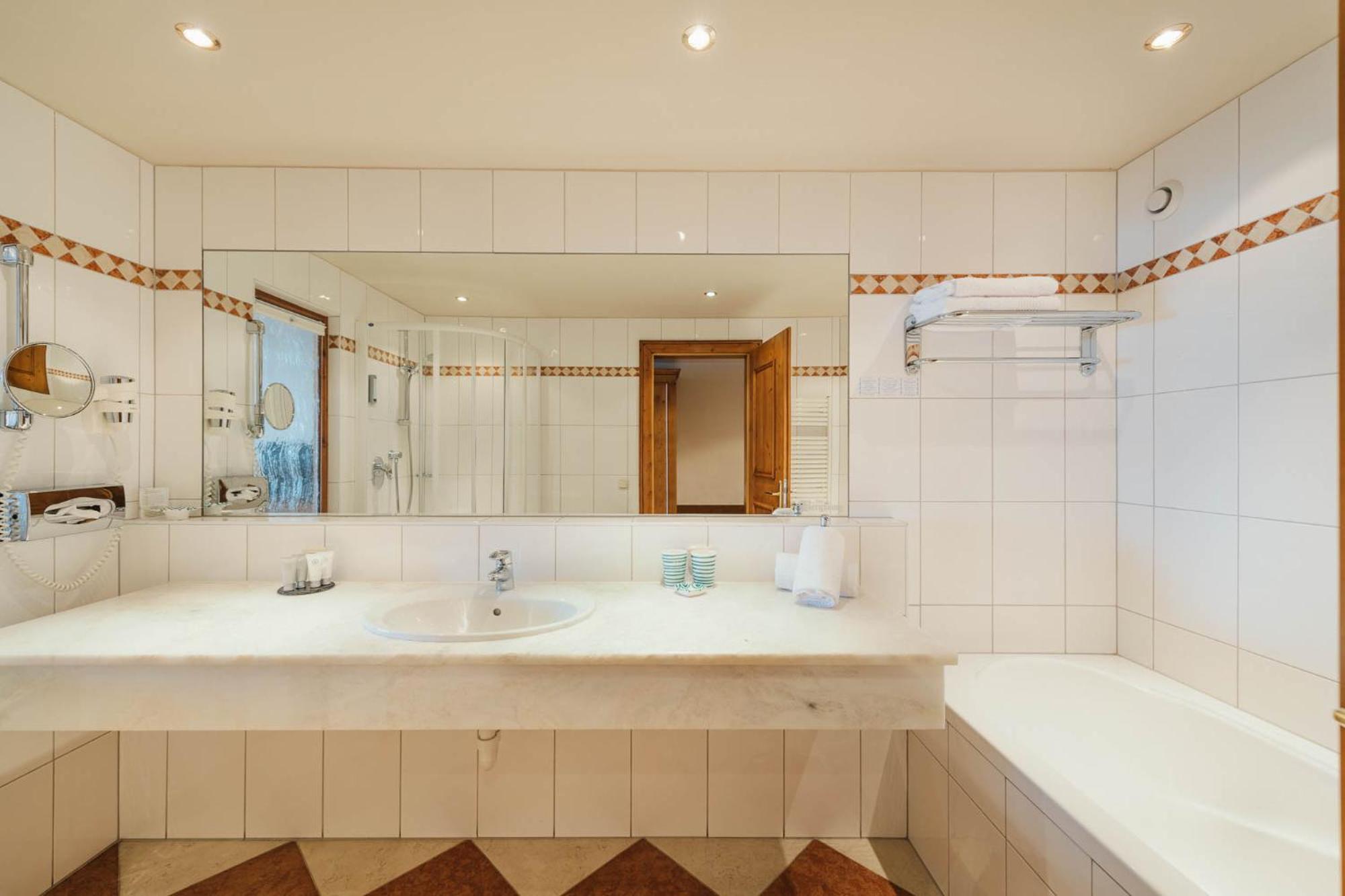 Double Room M (2 Adults + 1 Child) - Photo 3