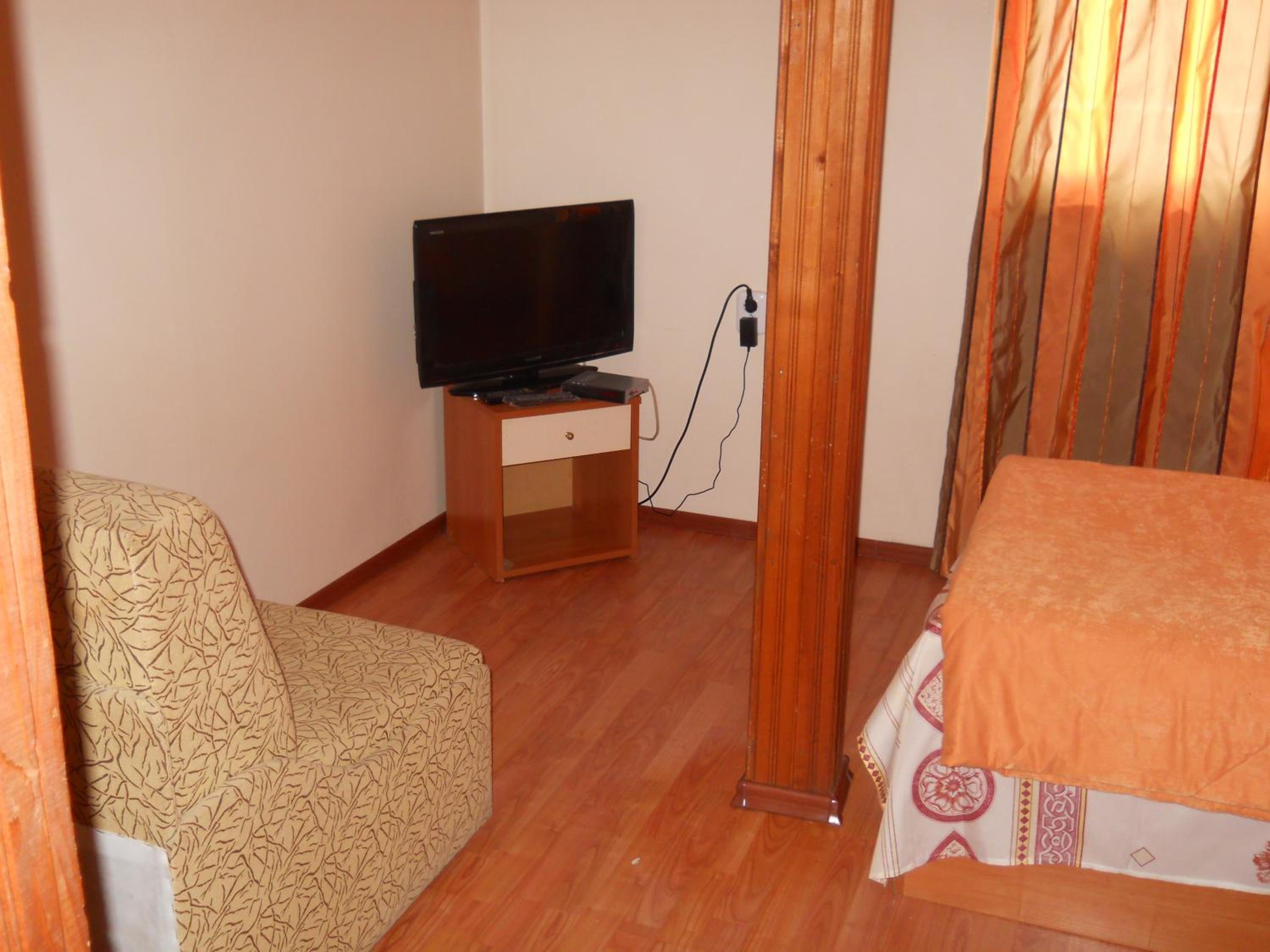 Twin Room with Extra Bed - Photo 3