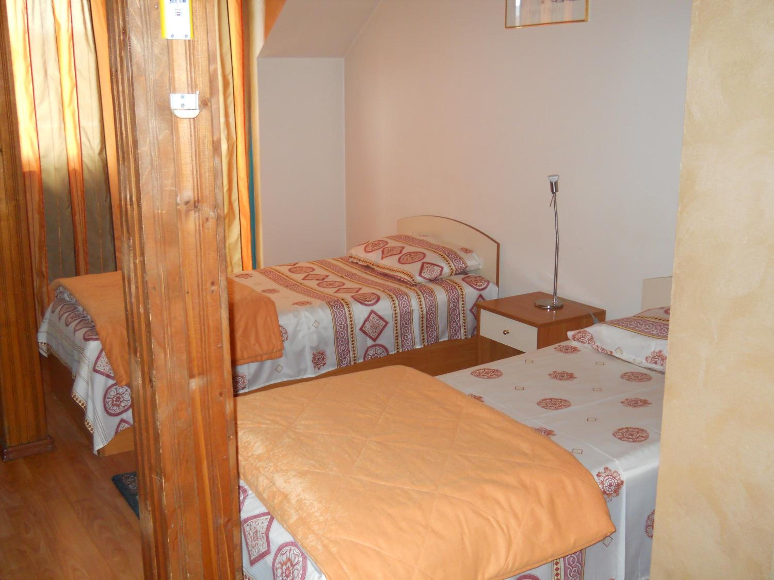 Twin Room with Extra Bed - Photo 2