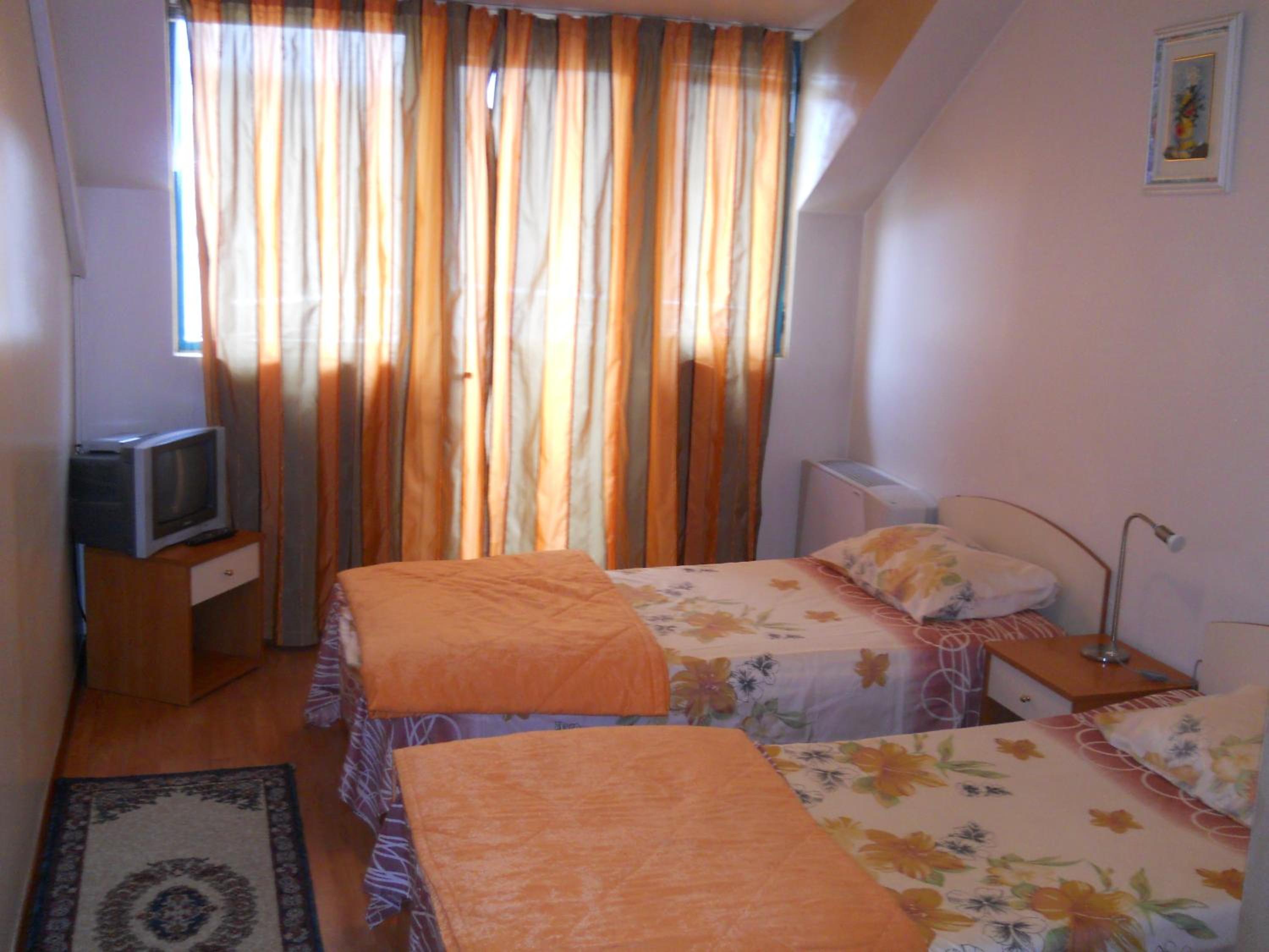 Twin Room - Photo 2