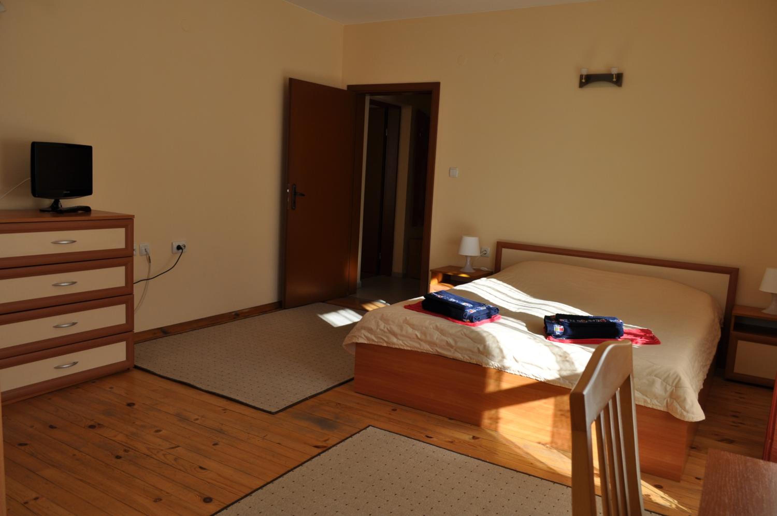 One-Bedroom Suite with Balcony - Photo 3
