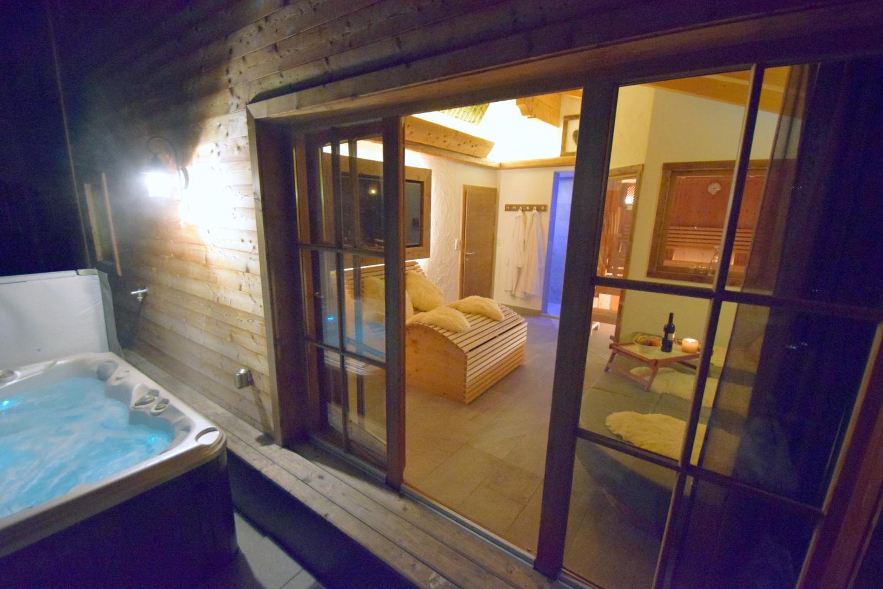 Superior Chalet with Hot Tub and Sauna photo 1