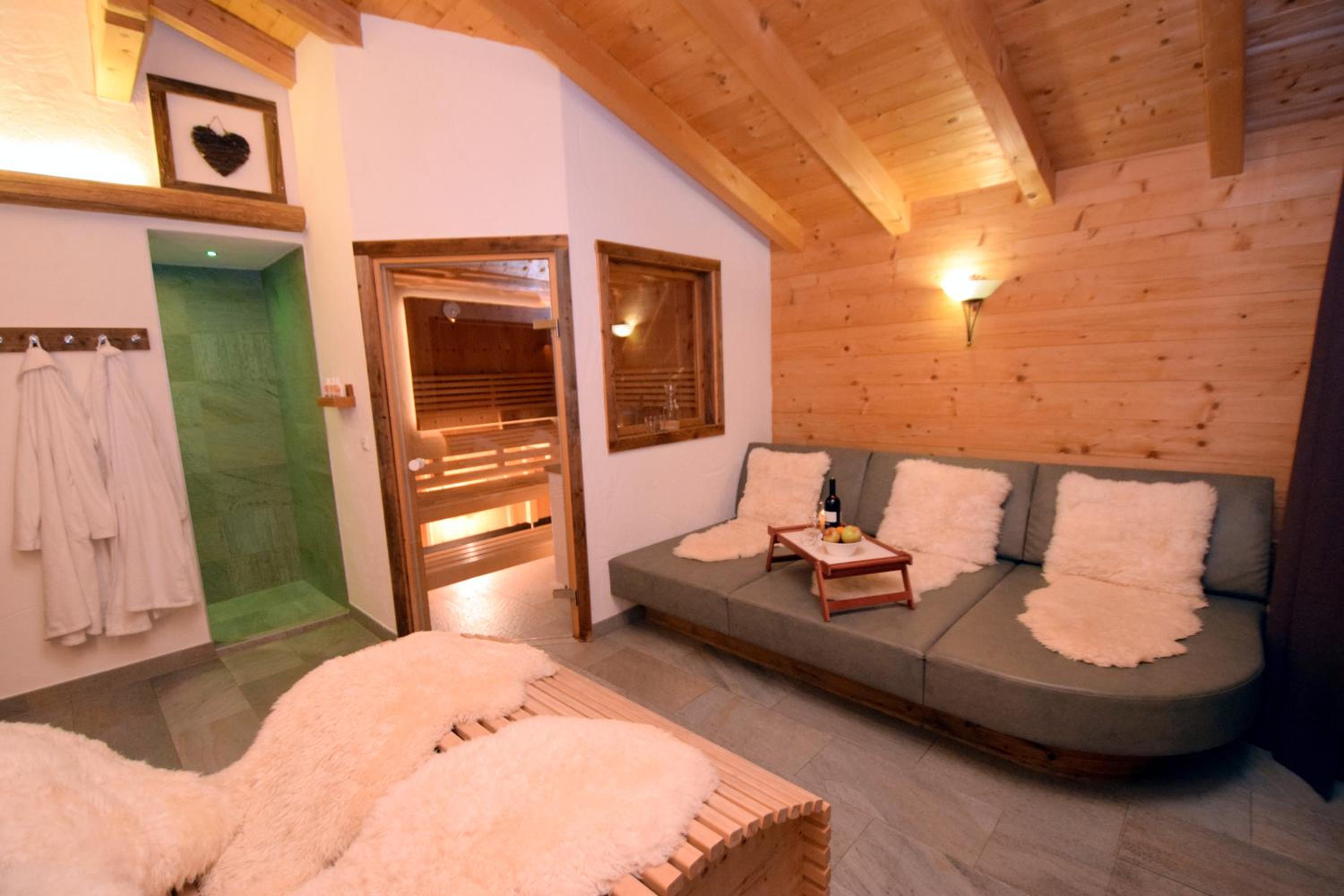Superior Chalet with Hot Tub and Sauna photo 3
