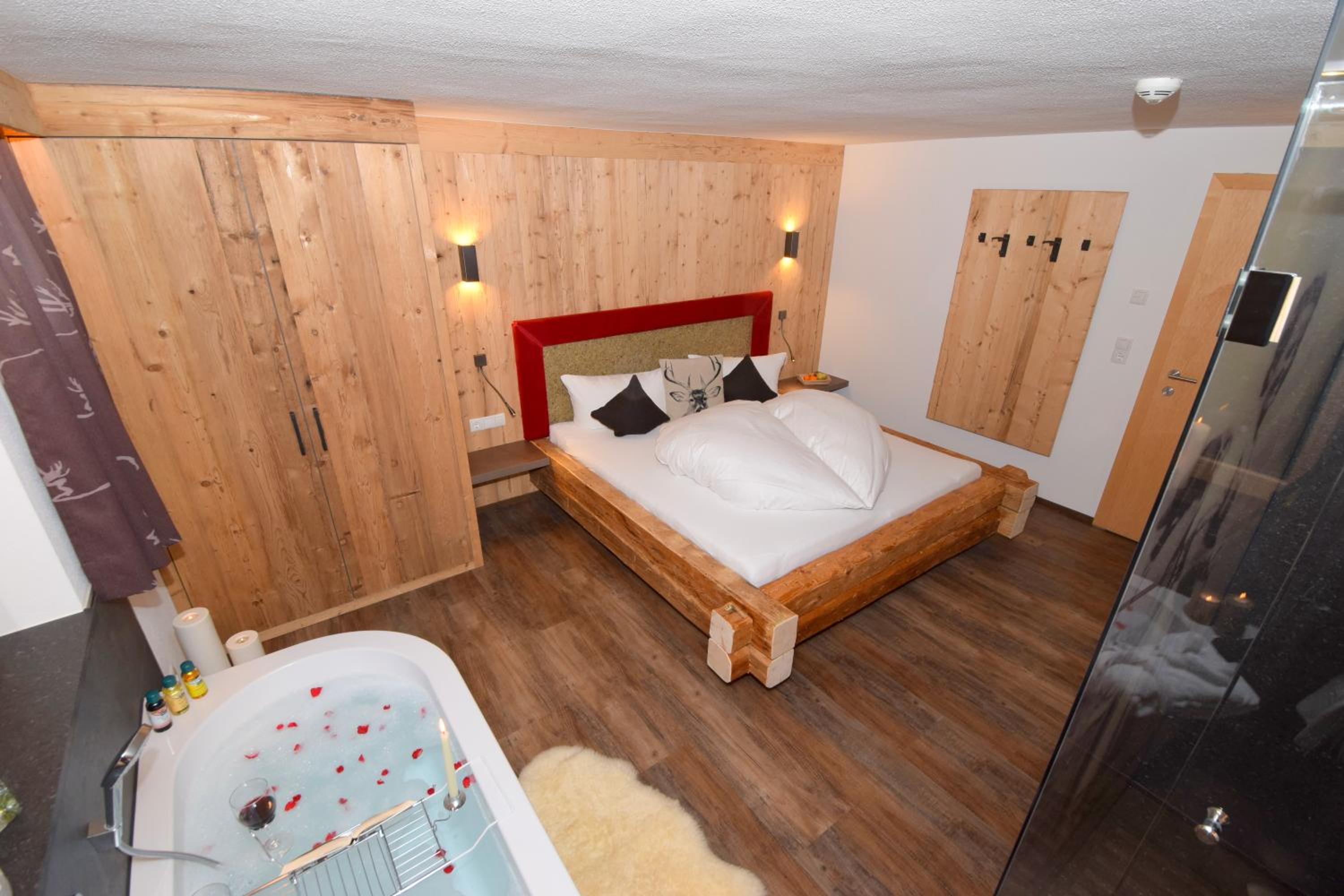 Deluxe Chalet with Hot Tub and Sauna photo 1