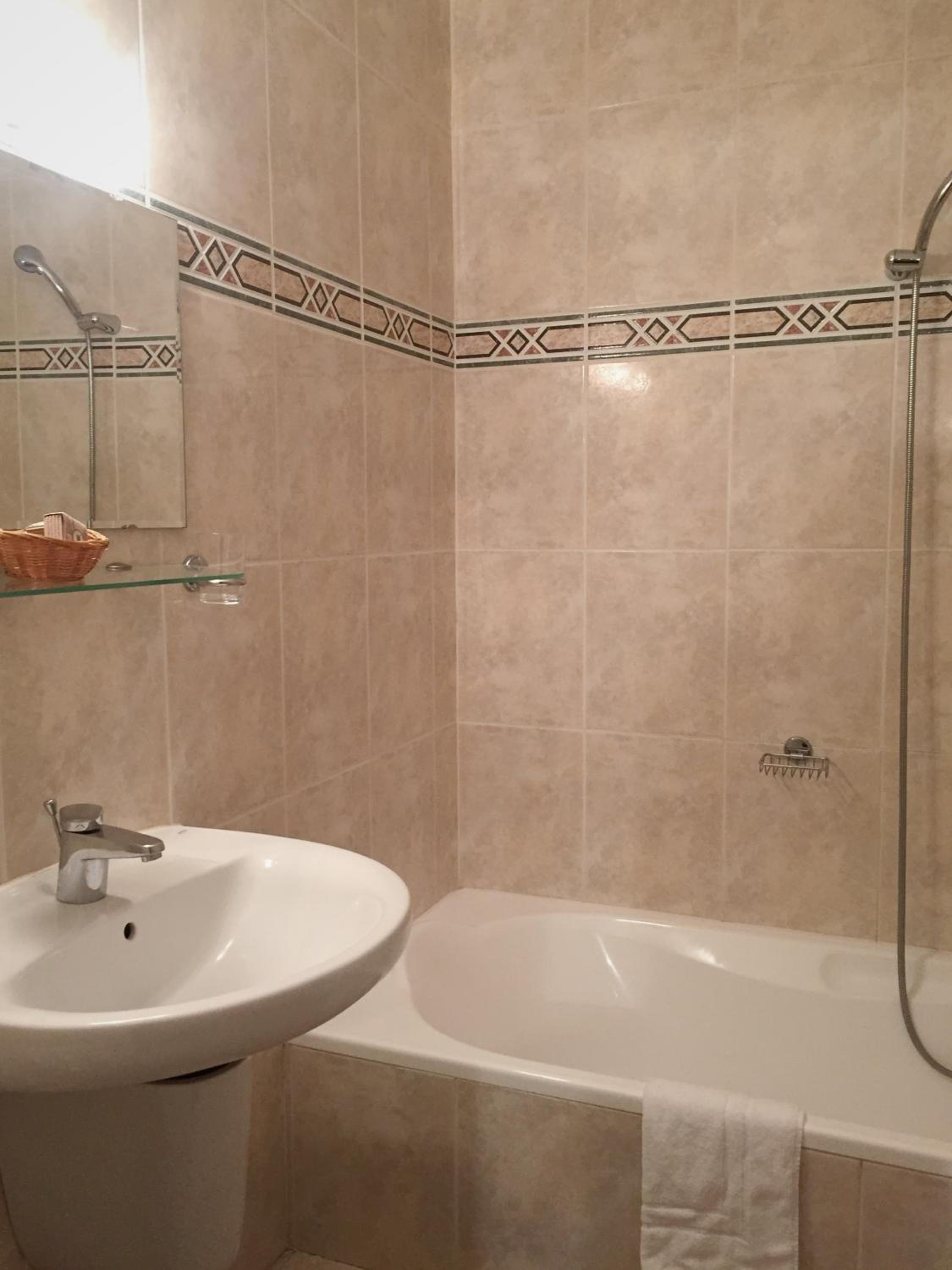 Basic Triple Room photo 2