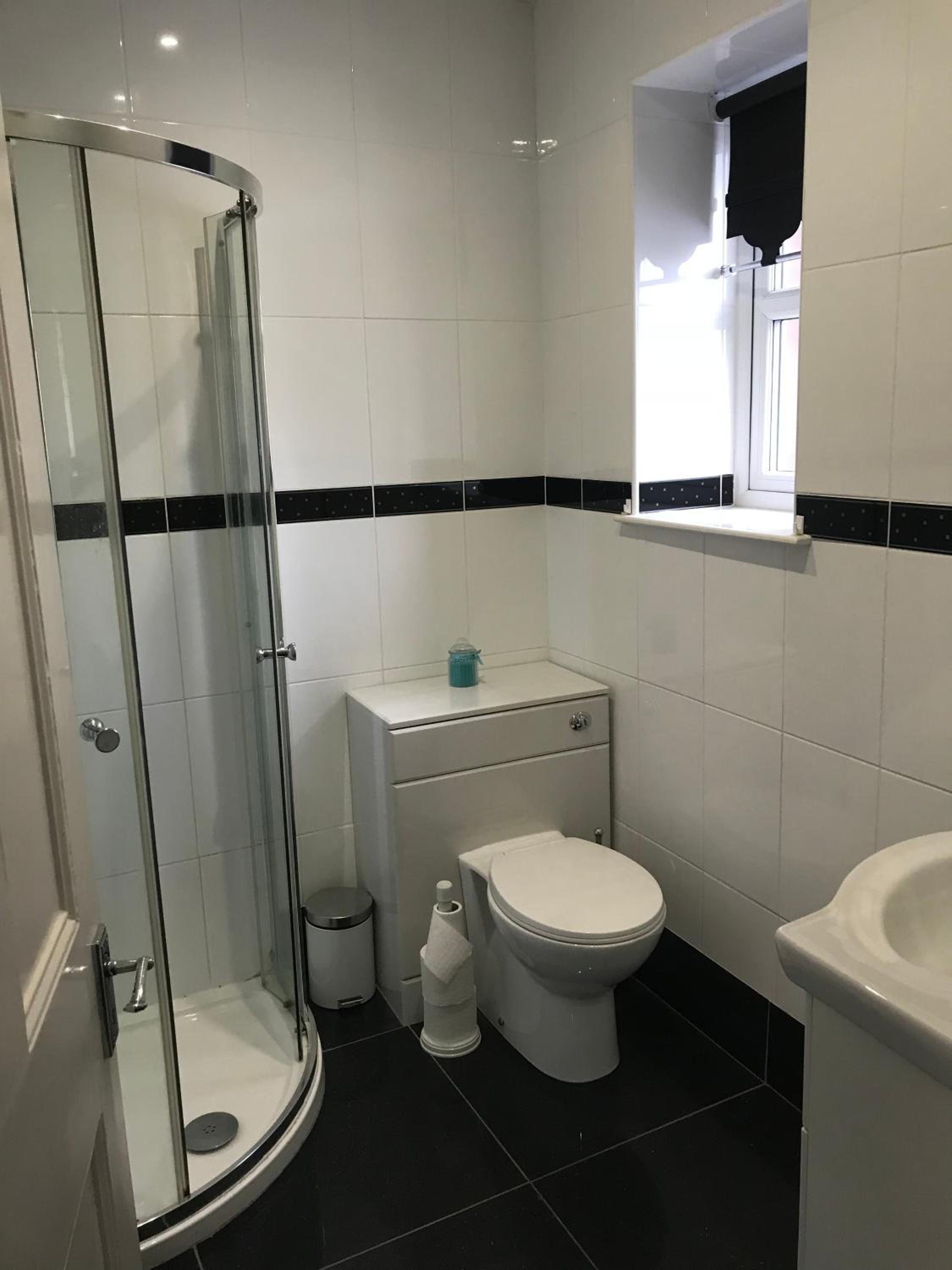 Double Room with Private Bathroom - Photo 9