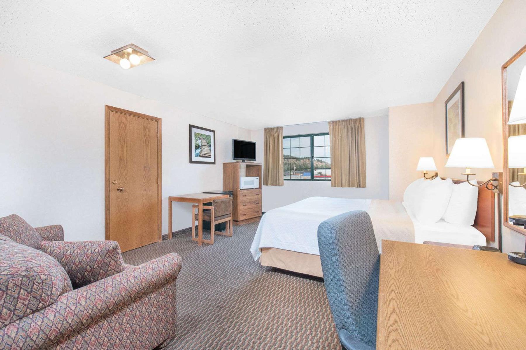 One-Bedroom King Suite - Non-Smoking - Photo 2