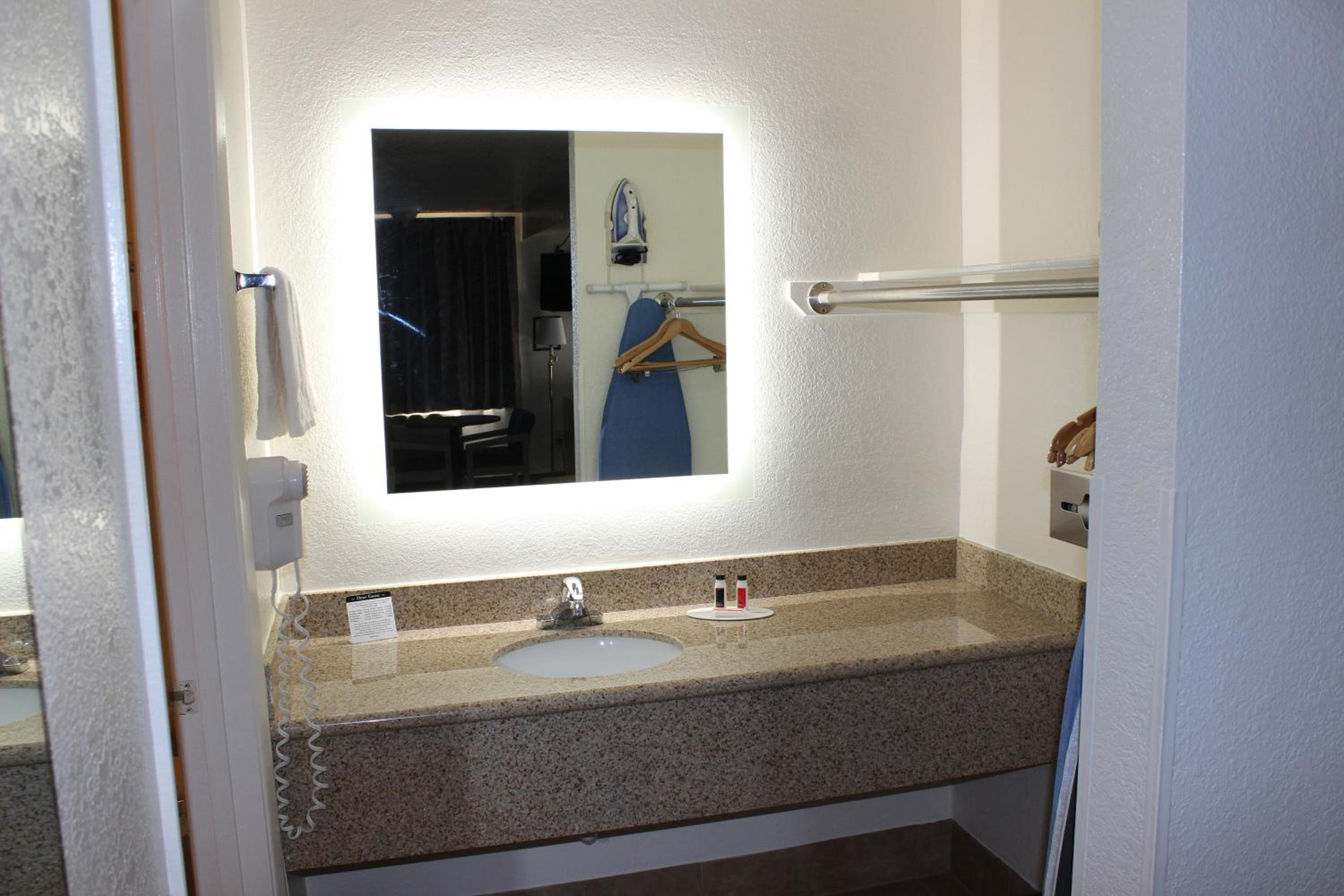 Queen Room with Two Queen Beds - Non-Smoking photo 2