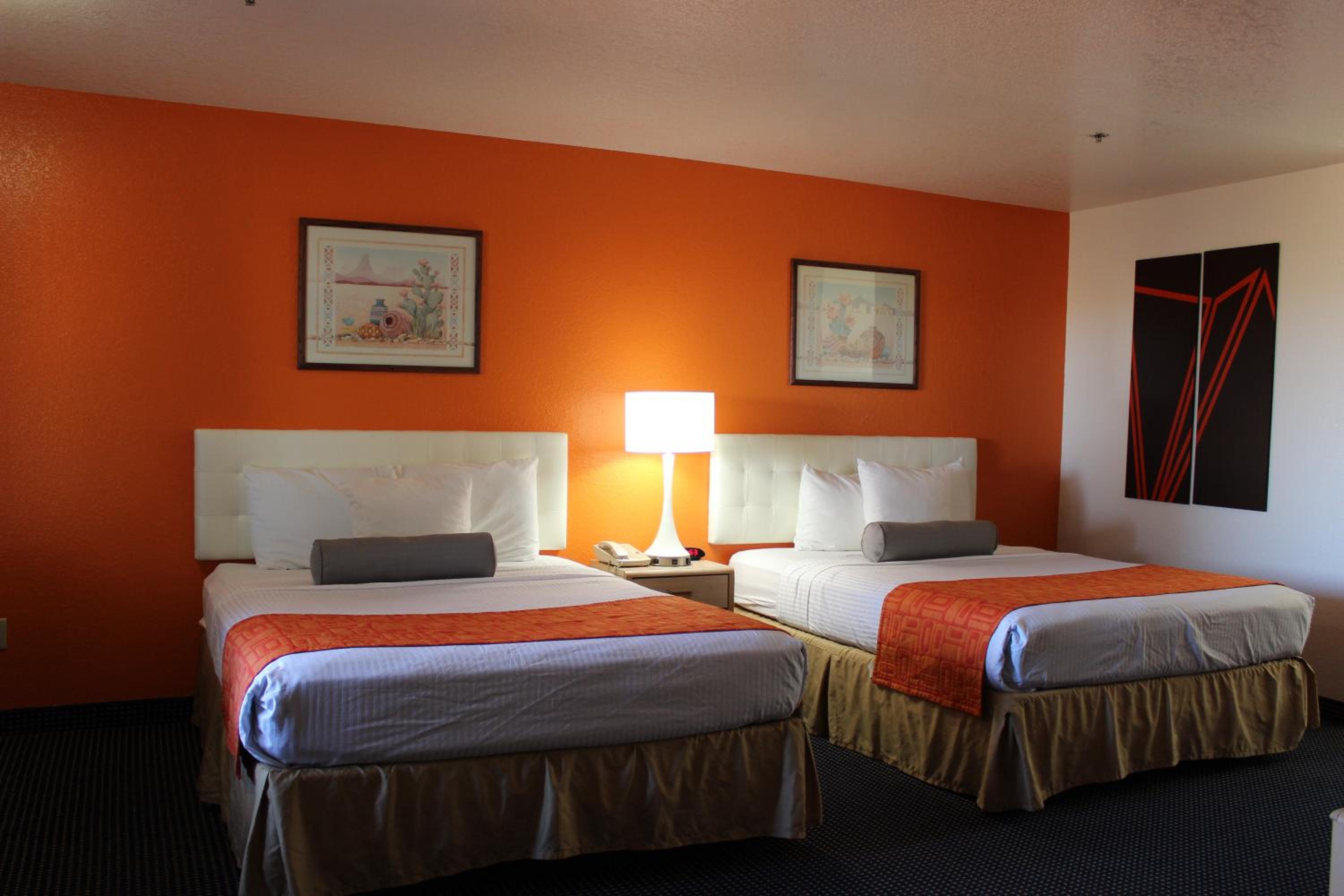 Queen Room with Two Queen Beds - Non-Smoking photo 3