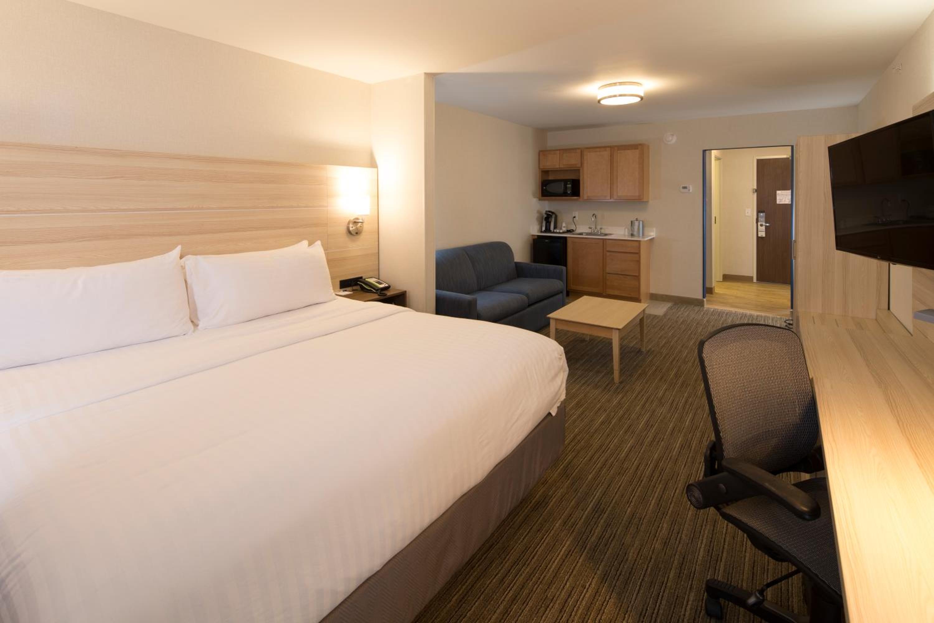 Suite - Hearing Accessible - Non-Smoking