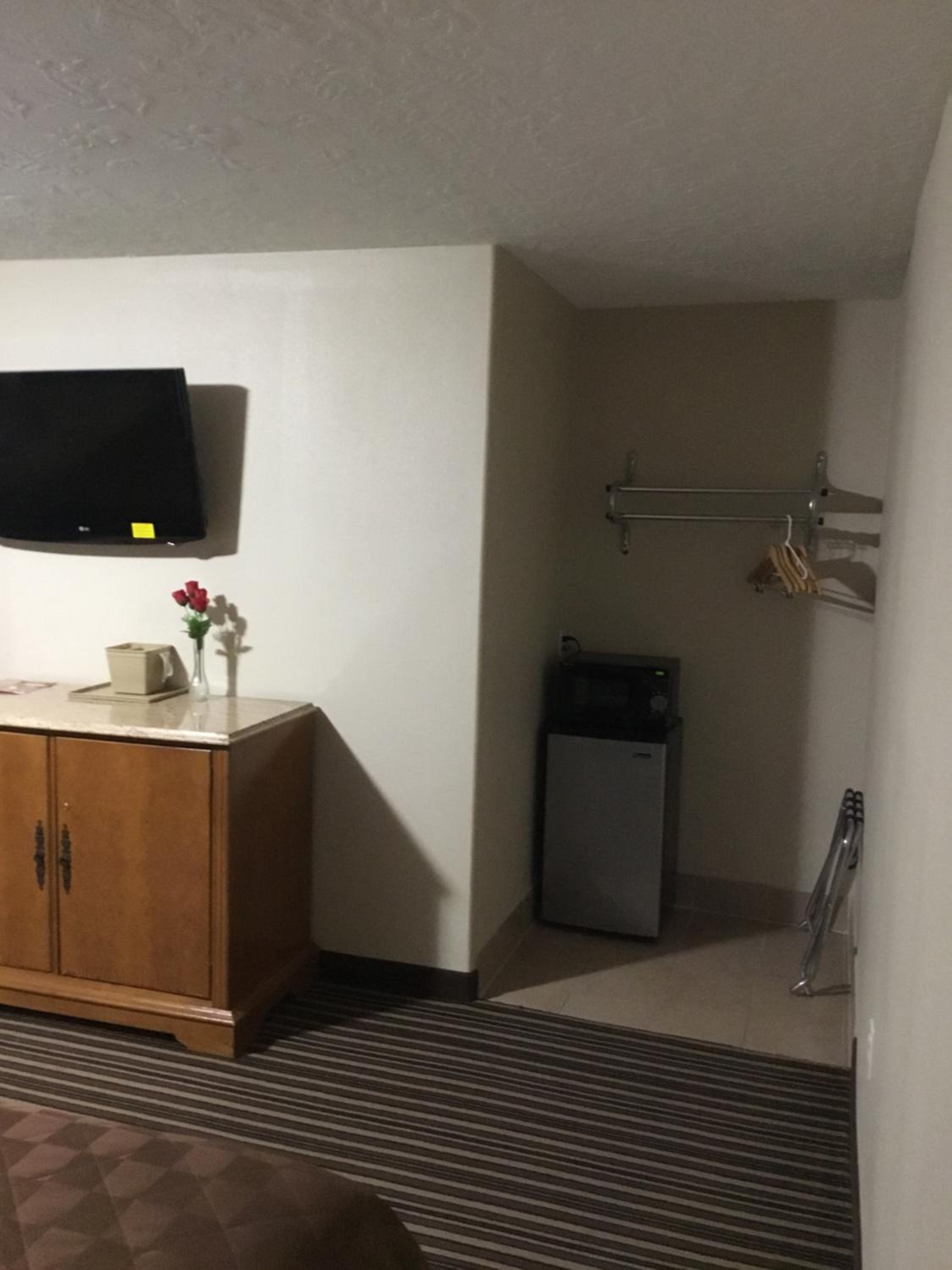 Executive Queen Room with Two Queen Beds - Non-Smoking photo 2