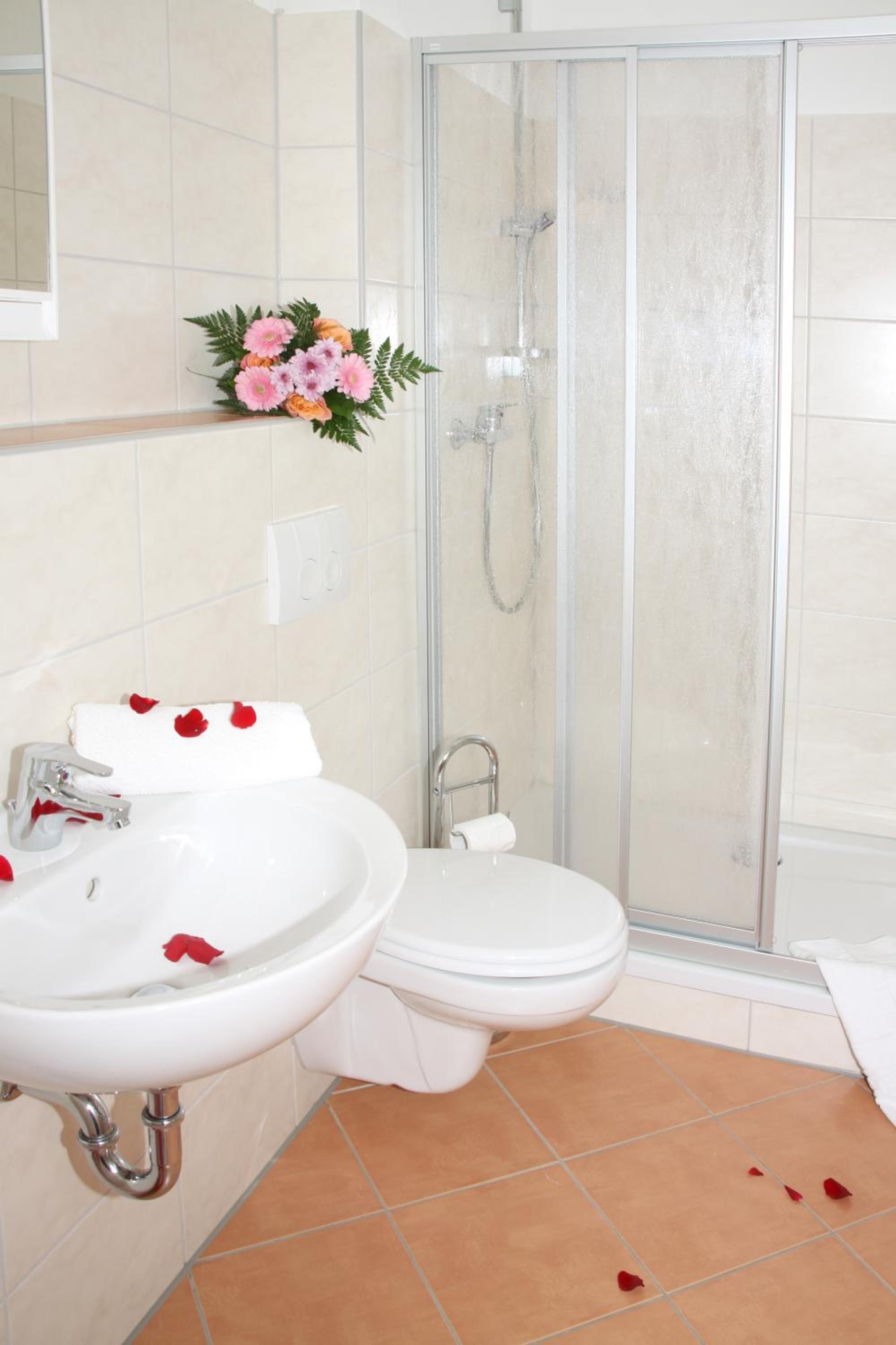 Double Room with Private Bathroom - Photo 4