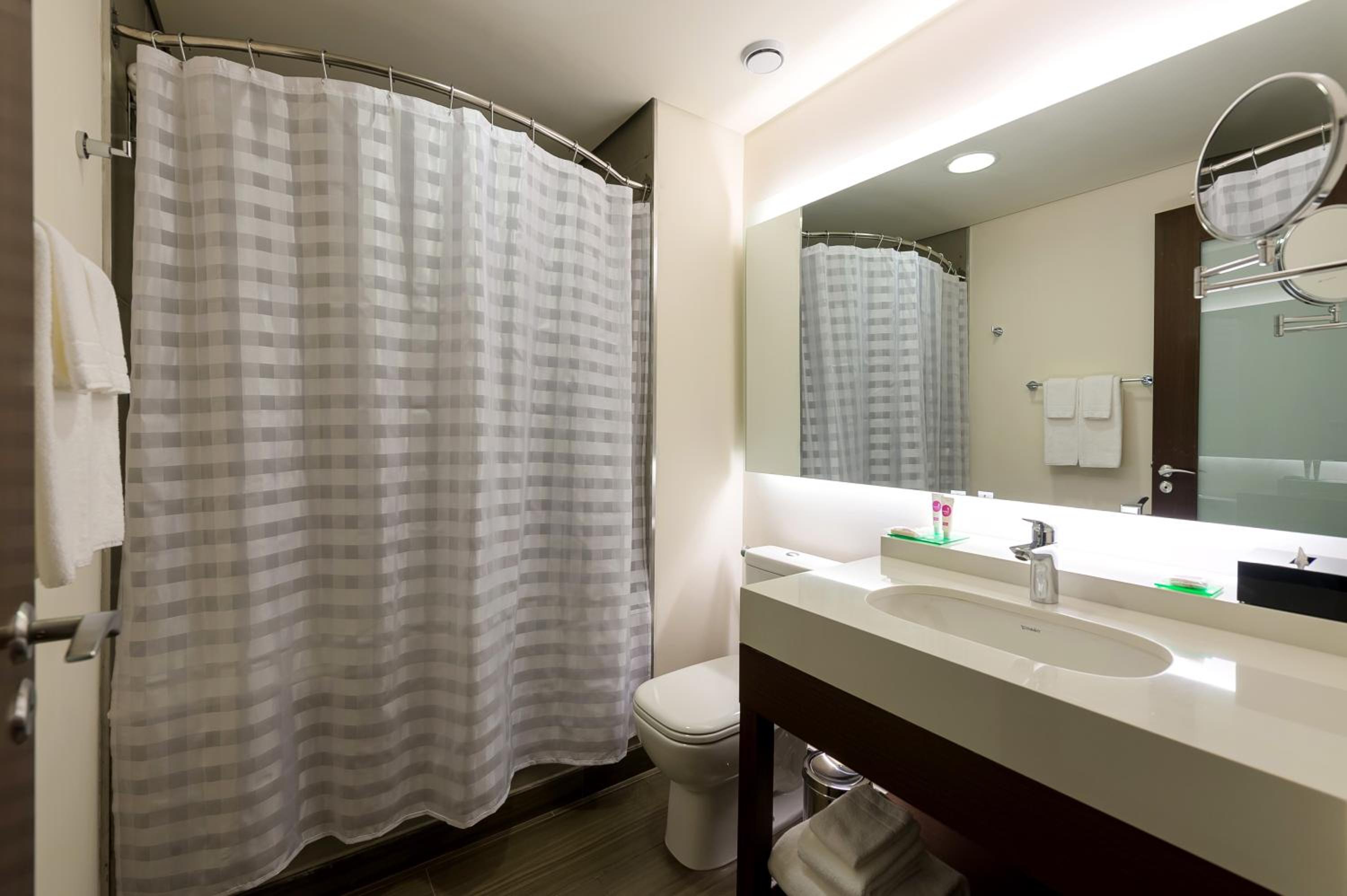 Twin Room with Roll-in Shower - Disability Access photo 3