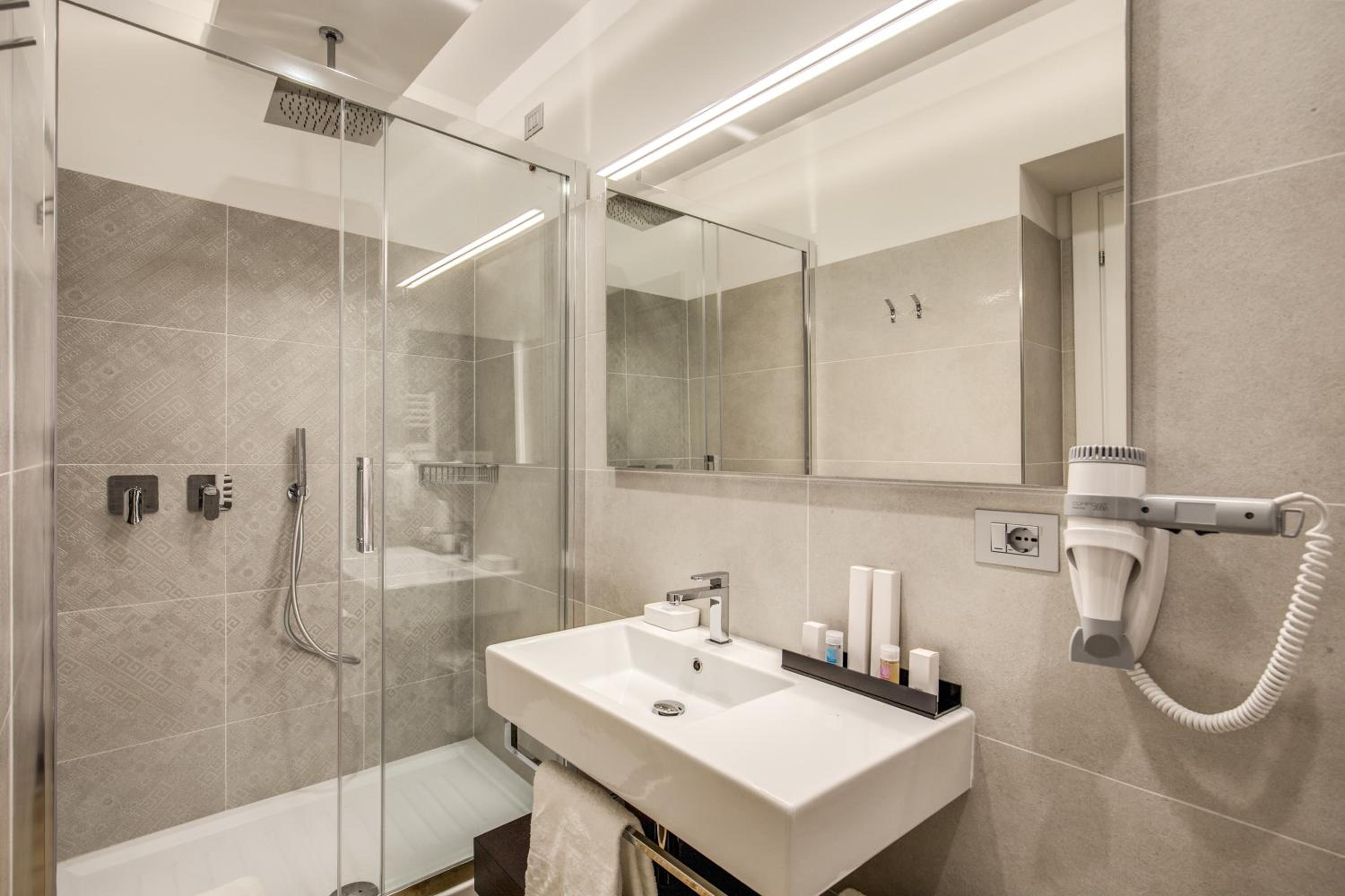 Deluxe Double or Twin Room with Terrace thumbnail 5