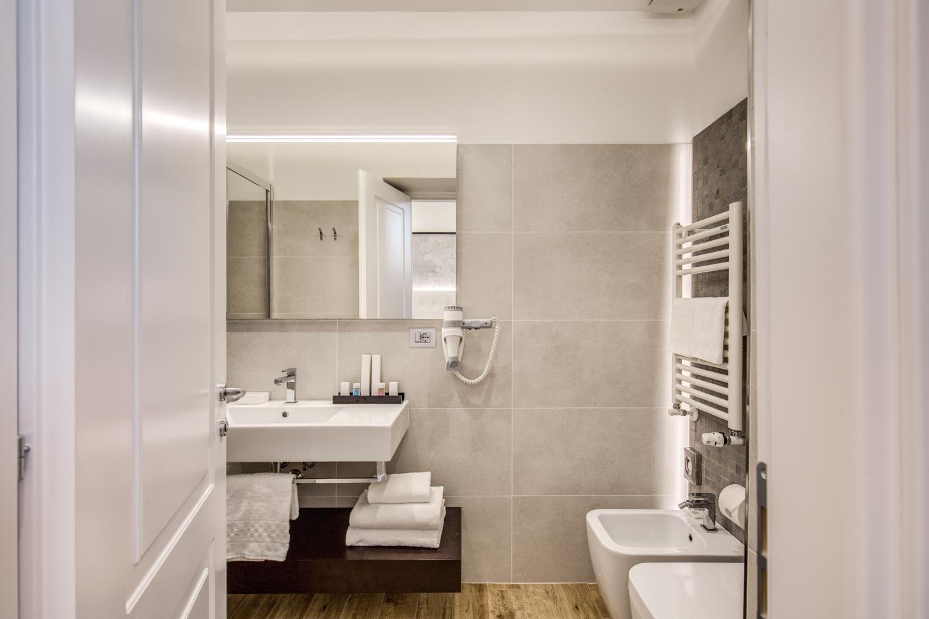 Deluxe Double or Twin Room with Terrace thumbnail 6