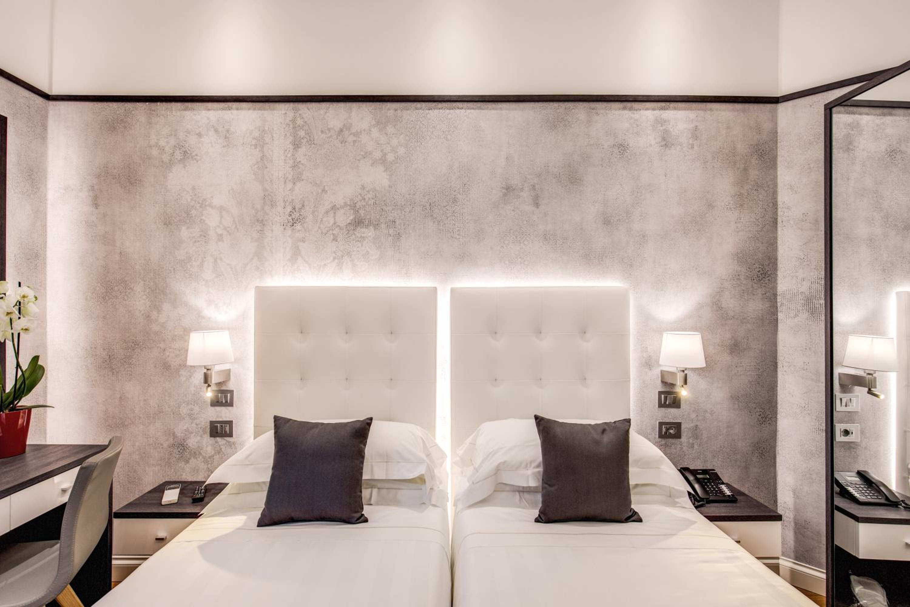 Deluxe Double or Twin Room with Terrace thumbnail 5