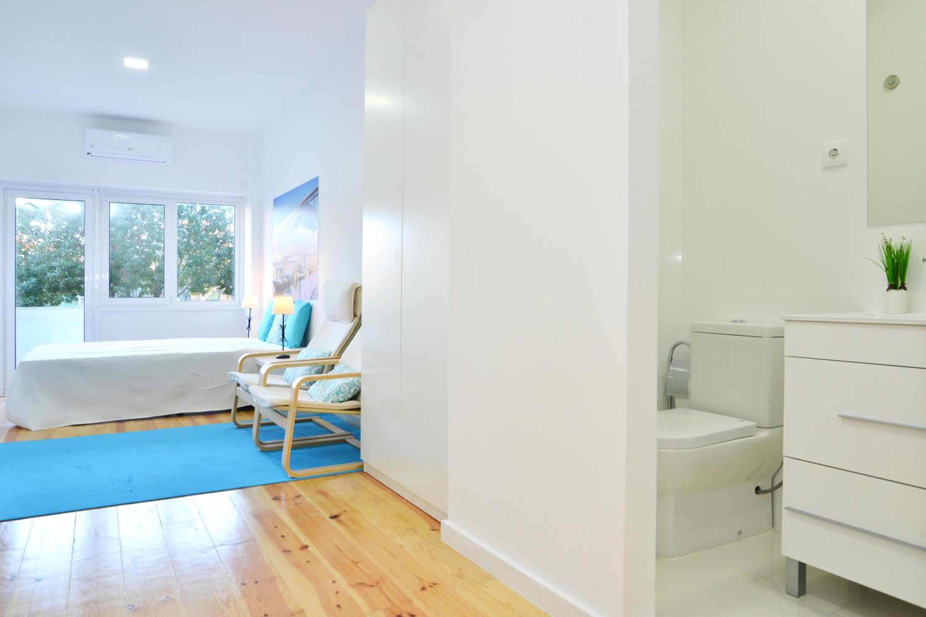 Studio with Balcony photo 2