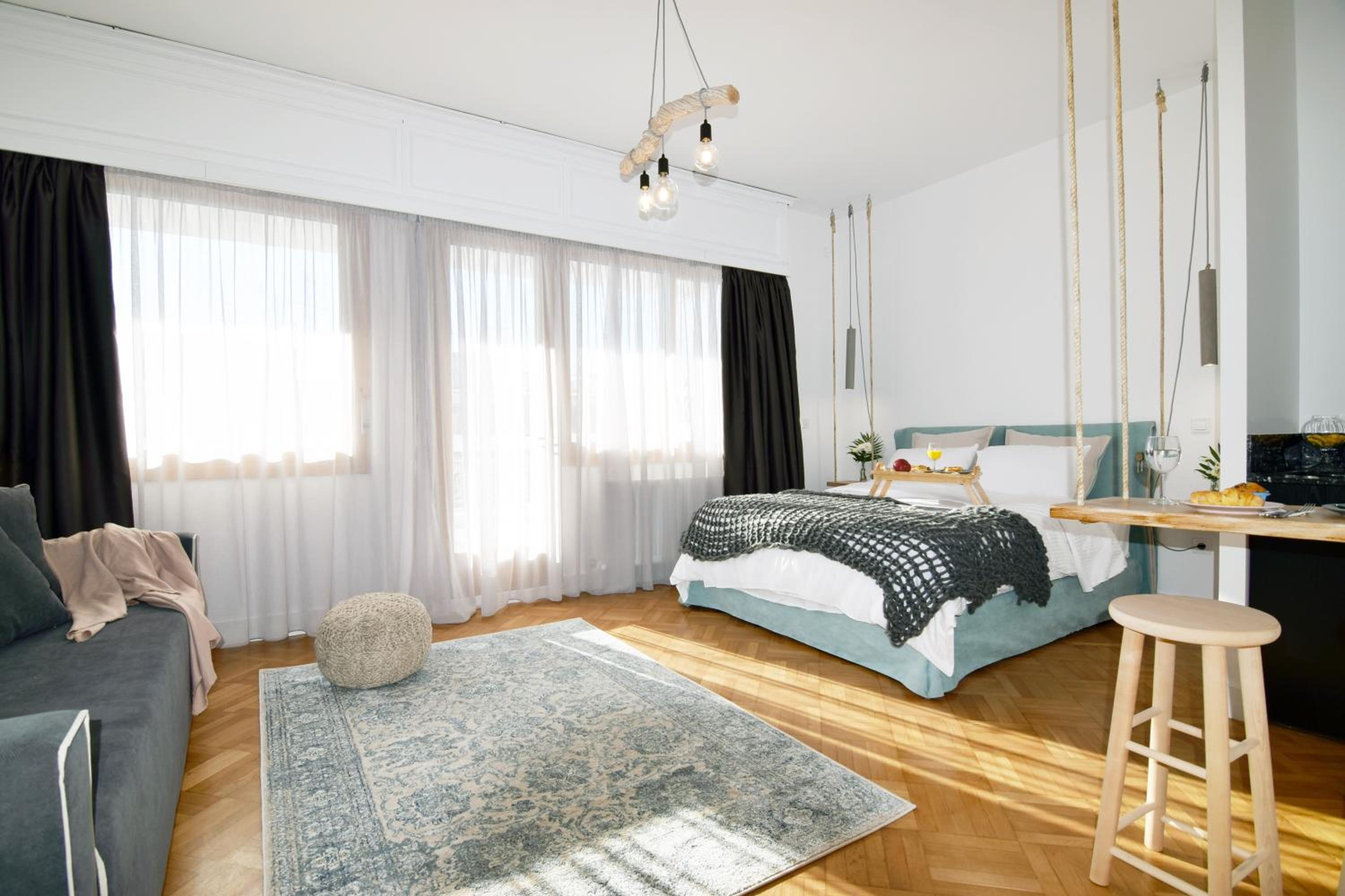 Studio with Balcony and City View - Photo 3