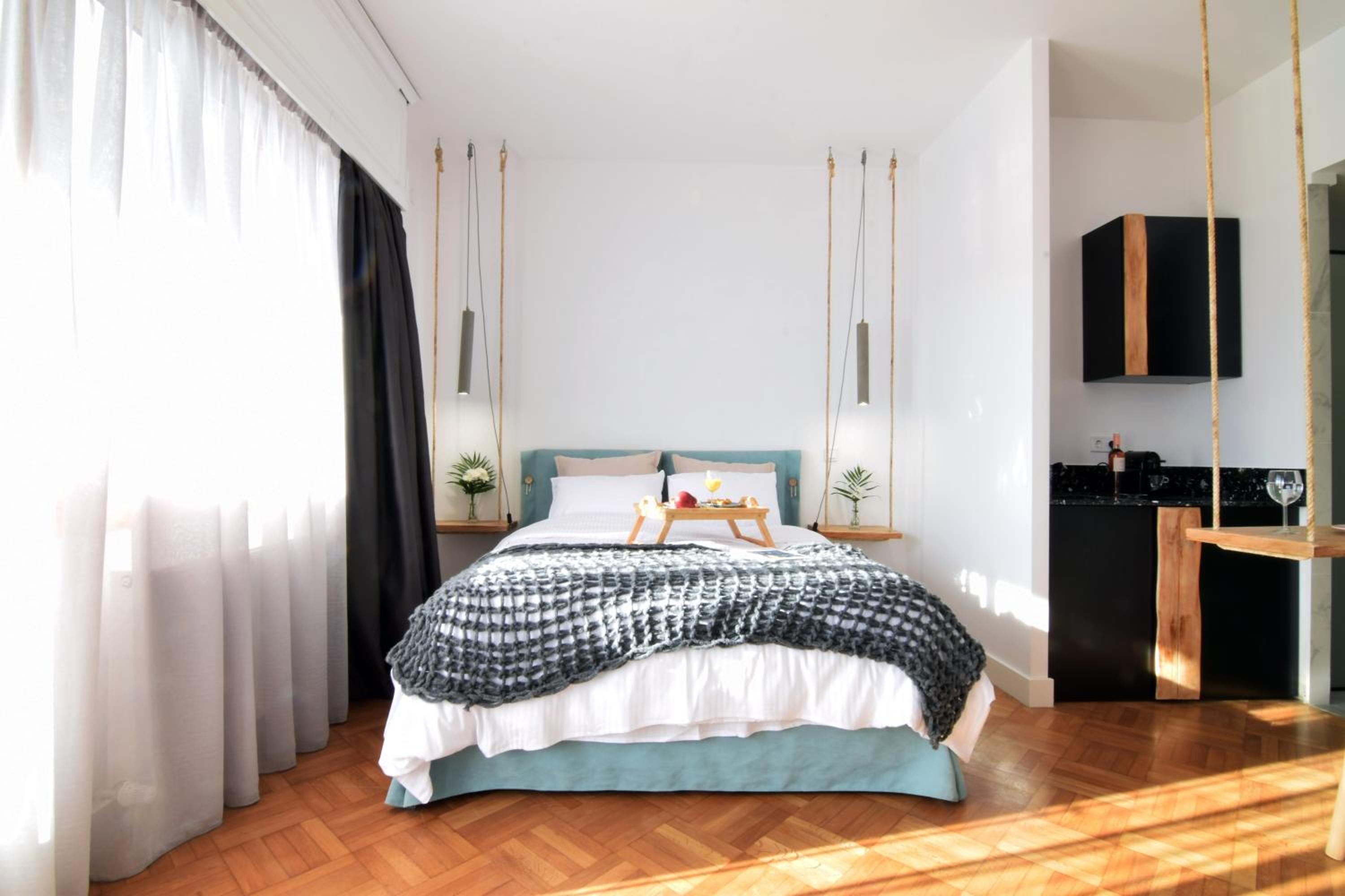 Studio with Balcony and City View - Photo 11